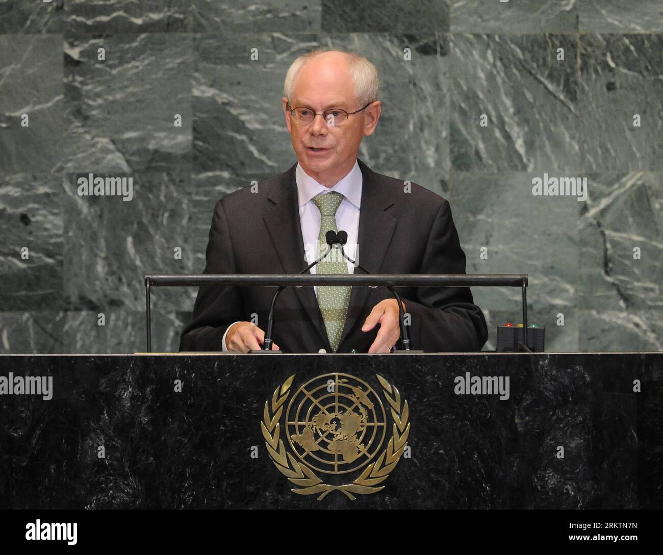 Bildnummer: 58518906 Datum: 26.09.2012 Copyright: imago/Xinhua (120926) -- NEW YORK, 26 settembre 2012 (Xinhua) -- il Presidente del Consiglio europeo Herman Van Rompuy si rivolge al dibattito generale della 67a sessione dell'Assemblea generale delle Nazioni Unite presso la sede delle Nazioni Unite a New York, negli Stati Uniti, il 26 settembre 2012, mentre l'evento della durata di una settimana è entrato nel suo secondo giorno qui mercoledì. (Xinhua/Shen Hong) un-NEW YORK-ASSEMBLEA GENERALE-DIBATTITO GENERALE PUBLICATIONxNOTxINxCHN People Politik uno Generalversammlung Porträt x0x xmb 2012 quer 58518906 Data 26 09 2012 Copyright Imago XINHUA New York settembre 26 201 Foto Stock