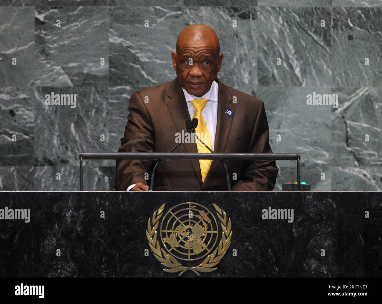 120927 -- NEW YORK, Sept. 27, 2012 Xinhua -- Lesotho s Prime Minister Thomas Motsoahae Thabane addresses the General Debate of the 67th session of the UN General Assembly at the UN headquarters in New York, the United States, Sept. 27, 2012, as the week-long event entered into its third day here on Thursday. Xinhua/Shen Hong UN-NEW YORK-GENERAL ASSEMBLY-GENERAL DEBATE PUBLICATIONxNOTxINxCHN Foto Stock