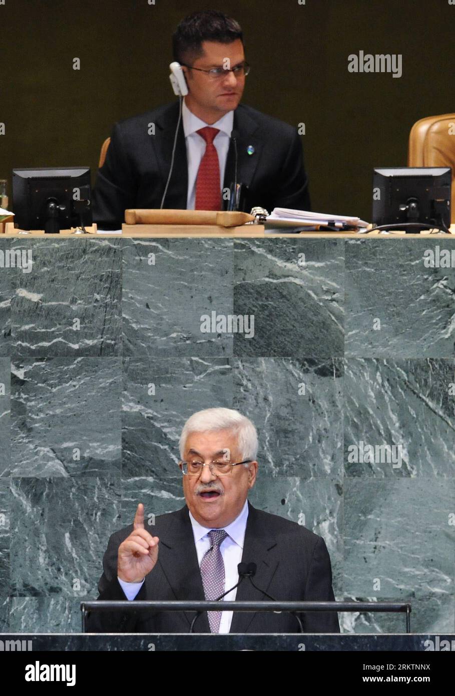 Bildnummer: 58522461 Datum: 27.09.2012 Copyright: imago/Xinhua (120927) -- NEW YORK, 27 settembre 2012 (Xinhua) -- il Presidente palestinese Mahmoud Abbas (fronte) si rivolge al dibattito generale della 67a sessione dell'Assemblea generale delle Nazioni Unite presso la sede delle Nazioni Unite a New York, negli Stati Uniti, il 27 settembre 2012, mentre l'evento della durata di una settimana è entrato nel suo terzo giorno qui giovedì. Abbas ha detto all’Assemblea generale delle Nazioni Unite giovedì che la Palestina continuerà a ottenere la piena adesione all’ONU e che ha già avviato intense consultazioni con le organizzazioni regionali e gli stati membri. (Xinhua/Shen H Foto Stock