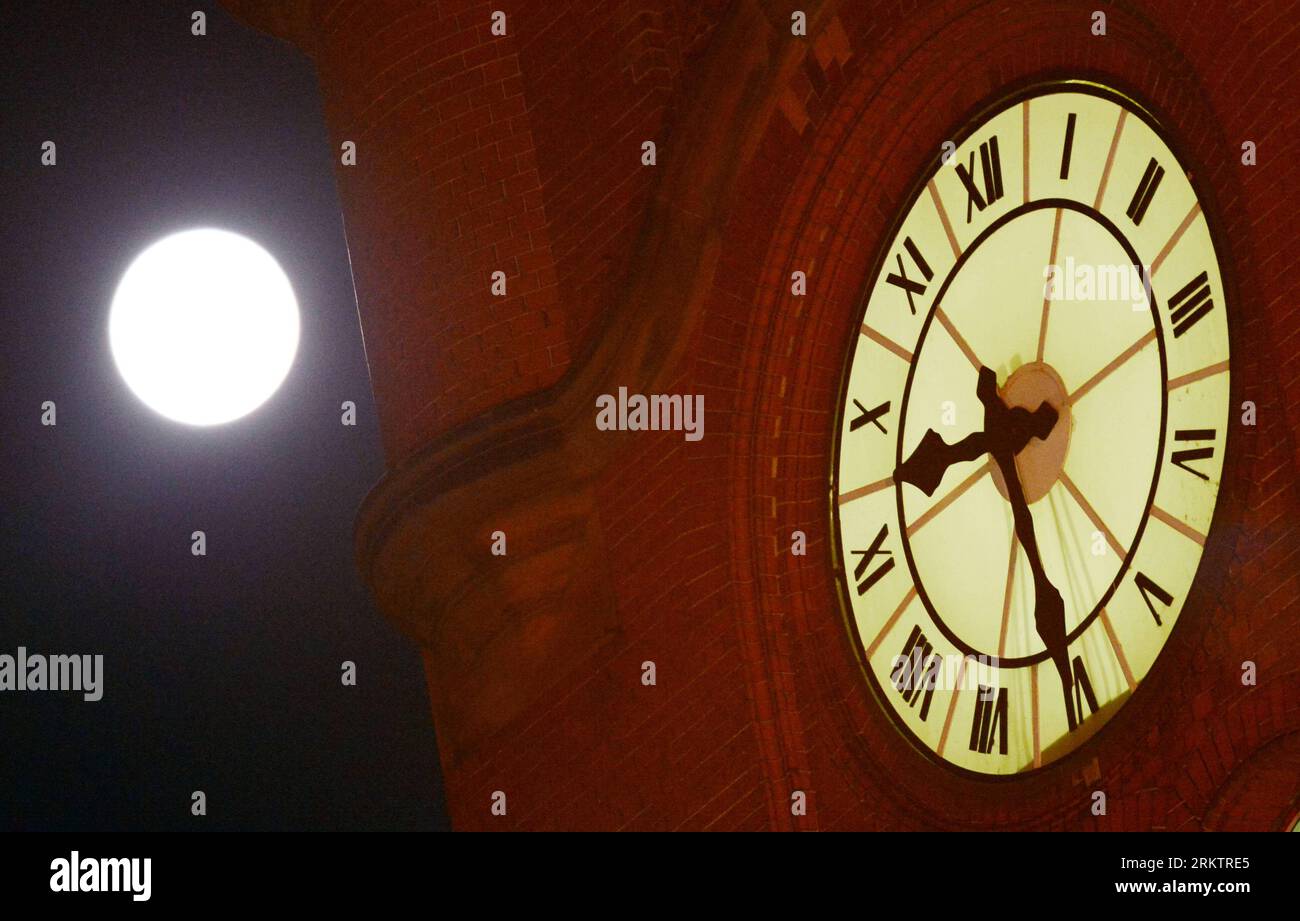 Bildnummer: 58536287 Datum: 30.09.2012 Copyright: imago/Xinhua (120930) -- BERLINO, 30 settembre 2012 (Xinhua) -- una luna piena è vista accanto a una torre dell'orologio a Berlino, in Germania, il 30 settembre 2012, in occasione del Festival cinese di metà autunno, noto anche come Festival della Luna, il 15° giorno dell'ottavo mese del calendario lunare cinese. (Xinhua/ma Ning) GERMANIA-METÀ AUTUNNO FESTIVAL-MOON PUBLICATIONxNOTxINxCHN Gesellschaft rotes Rathaus Uhr Rathausuhr Detail Mond Vollmond xas x0x 2012 quer 58536287 Data 30 09 2012 Copyright Imago XINHUA Berlino settembre 30 2012 XINHUA a Full Moon IS Lakes Side Foto Stock