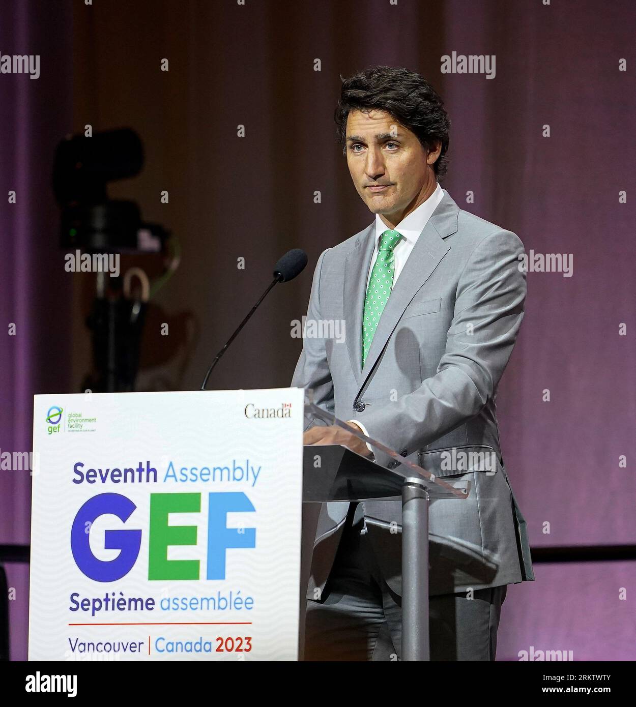 Il primo Ministro Justin Trudeau parla alla settima Assemblea della Global Environment Facility, al Vancouver Convention Centre, a Vancouver, British Columbia, 25 agosto 2023. Foto Stock