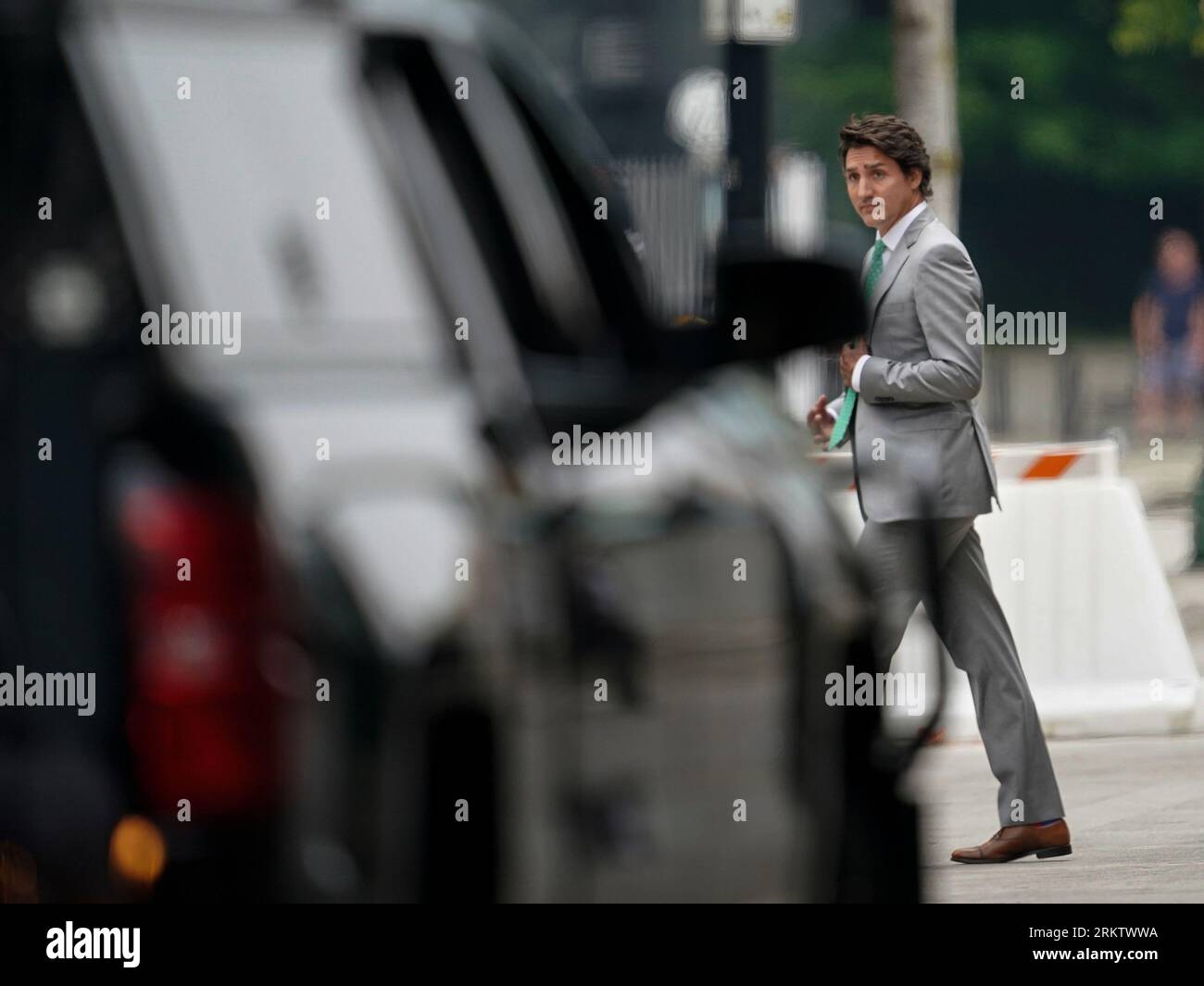 Il primo ministro canadese Justin Trudeau Leaving Global Environment Facility’s Seventh Assembly a Vancouver, British Columbia, 25 agosto 2023. Foto Stock
