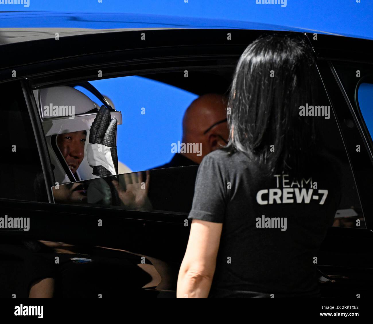 Il membro della NASA-SpaceX Crew-7 dell'astronauta JAXA Satoshi Furukawa onda un membro della sua famiglia dopo essere uscito dal Neil Armstrong Operations and Checkout Building al Kennedy Space Center, Florida, sabato 26 agosto 2023. Foto di Joe Marino/UPI Credit: UPI/Alamy Live News Foto Stock