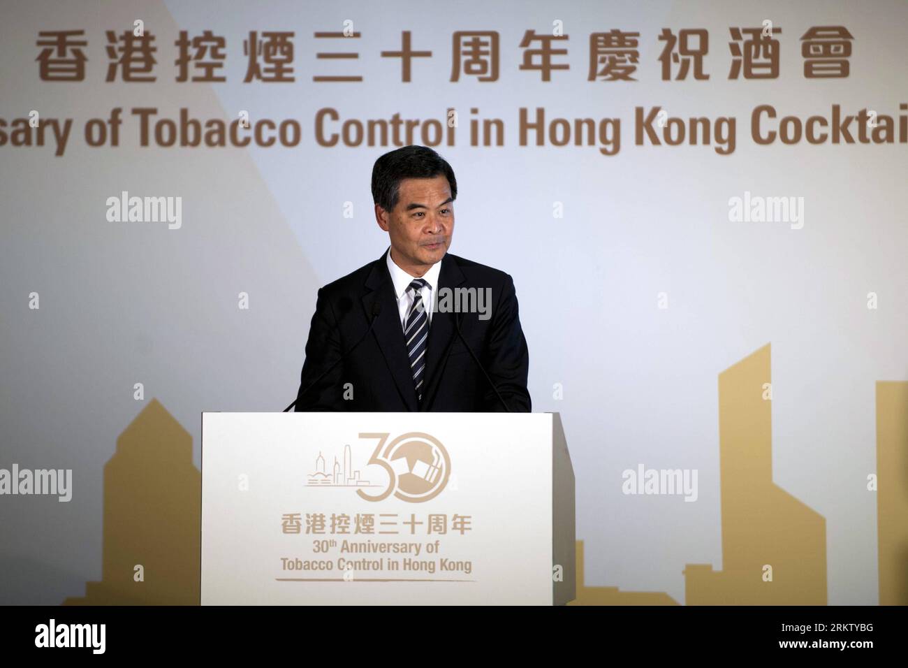 Bildnummer: 58569438 Datum: 09.10.2012 Copyright: imago/Xinhua (121009) - HONG KONG, 9 ottobre 2012 (Xinhua) -- Chief Executive of Hong Kong Special Administrative Region (HKSAR) Leung Chun-Ying si rivolge a un ricevimento per celebrare il 30° anniversario del controllo del tabacco a Hong Kong, Cina meridionale, 9 ottobre 2012. (Xinhua/lui Siu Wai) (mcg) CINA-HONG KONG-TABACCO CONTROL-30TH ANNIVERSARY-RECEPTION (CN) PUBLICATIONxNOTxINxCHN Politik People xas x0x 2012 quer 58569438 Data 09 10 2012 Copyright Imago XINHUA Hong Kong OCT 9 2012 XINHUA Amministratore delegato della regione amministrativa speciale di Hong Kong HKSAR Foto Stock