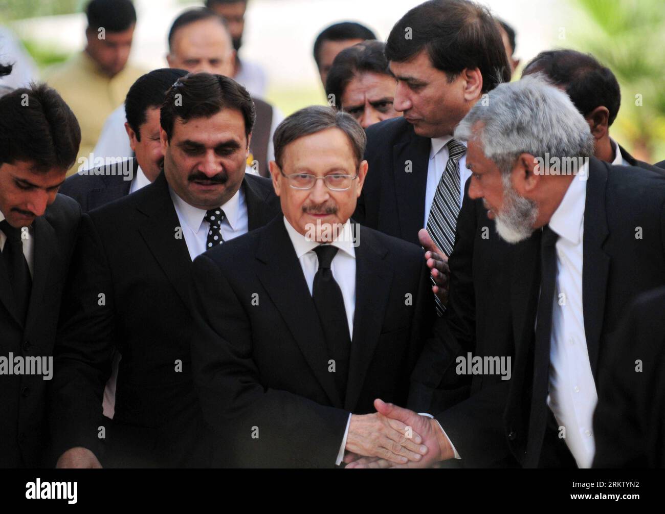 Bildnummer: 58573876 Datum: 10.10.2012 Copyright: imago/Xinhua (121010) -- ISLAMABAD, 10 ottobre 2012 (Xinhua) -- il ministro della legge pakistano Farooq H Naek (C) arriva alla Corte Suprema del Pakistan per un'udienza sui casi di trapianto contro il presidente AsifAliZardari a Islamabad, capitale del Pakistan, il 10 ottobre 2012. Mercoledì scorso, la Corte suprema del Pakistan ha ordinato al governo di inviare una lettera modificata alle autorità svizzere in quattro settimane, come parte dello sforzo per riaprire i casi di innesto contro il presidente AsifAliZardari. (Xinhua/Ahmad Kamal) (syq) PAKISTAN-ISLAMABAD-INNESTO CASO PUBLICATIONxNOTxINxCHN Politik Peop Foto Stock