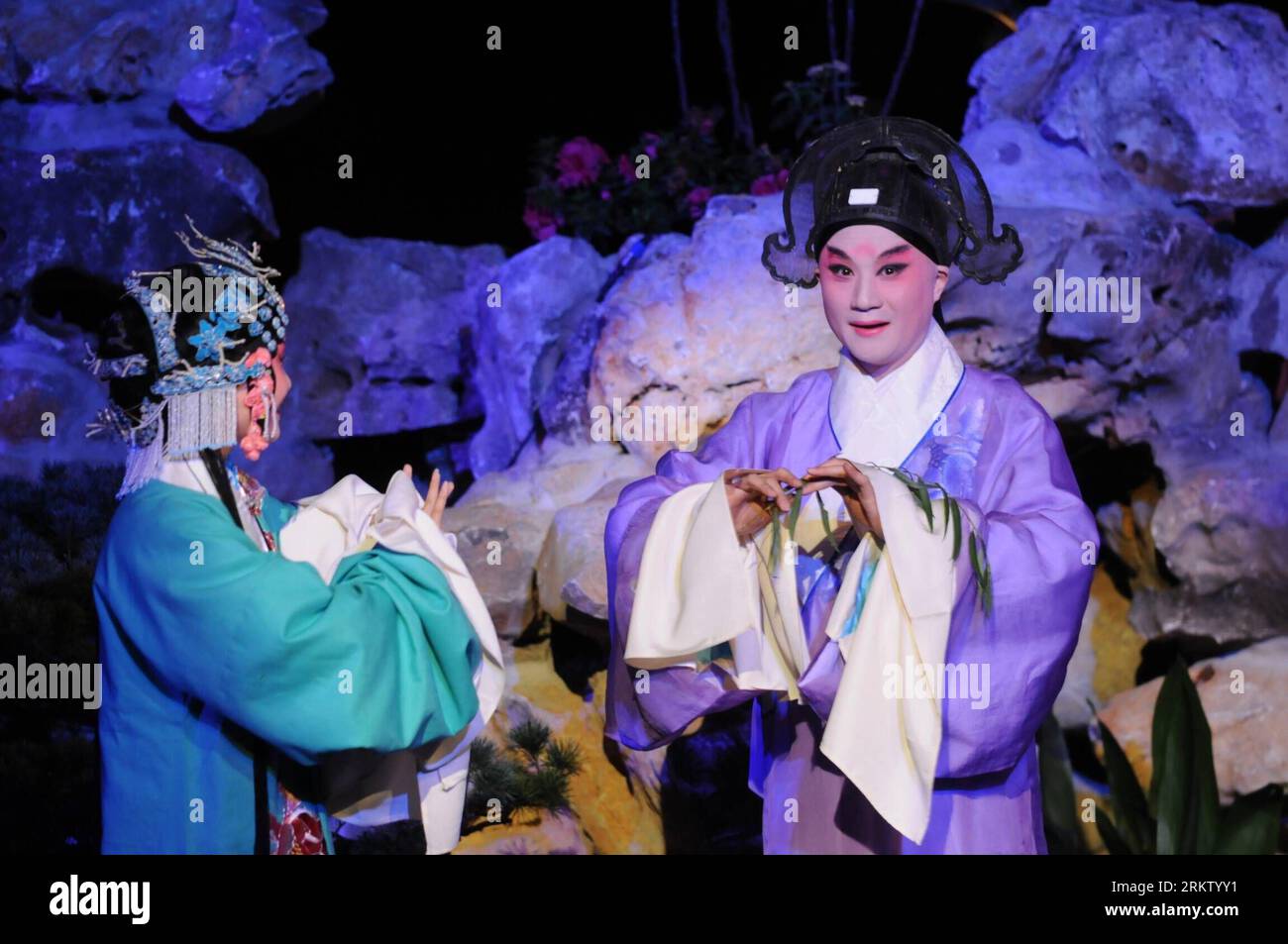 Bildnummer: 58575377 Datum: 10.10.2012 Copyright: imago/Xinhua (121011) -- KUNSHAN, 11 ottobre 2012 (Xinhua) -- Kunqu Opera Peony Pavilion è eseguito al Tinglin Garden nella città di Kunshan, nella provincia di Jiangsu della Cina orientale, 10 ottobre 2012. Questa fu la prima volta che l'opera Kunqu Penoy Pavilion fu eseguita in un vero giardino, non su un palcoscenico. Il Penoy Pavilion , creato dall'antico drammaturgo cinese Tang Xianzu (1550-1616), racconta una storia d'amore tra Du Liniang e Liu Mengmei, incarnando la ricerca dell'amore e della libertà dei giovani. (Xinhua/Shen Peng) (hy) CHINA-JIANGSU-KUNQU OPERA PENOY PAVILION -REAL VIEW Foto Stock