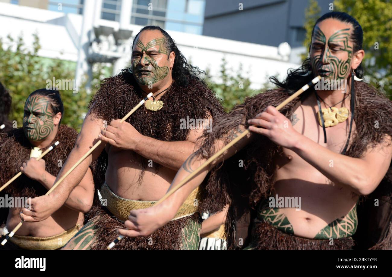 Bildnummer: 58575372 Datum: 10.10.2012 Copyright: imago/Xinhua (121010) -- FRANCOFORTE, 10 ottobre 2012 (Xinhua) -- i ballerini della nuova Zelanda mostrano lo spettacolo culturale Maori durante la Fiera del libro di Francoforte 2012 a Francoforte, Germania, 10 ottobre 2012. La Fiera del Libro di Francoforte 2012 è iniziata mercoledì e si concluderà domenica. Si prevede che all'evento parteciperanno circa 7.400 espositori provenienti da 104 paesi, mentre la nuova Zelanda, in qualità di ospite d'Onore 2012 , metterà in luce la sua diversità letteraria e culturale con più di 300 eventi. (Xinhua/ma Ning) (cl) GERMANIA-FRANCOFORTE-FIERA DEL LIBRO 2012 PUBL Foto Stock