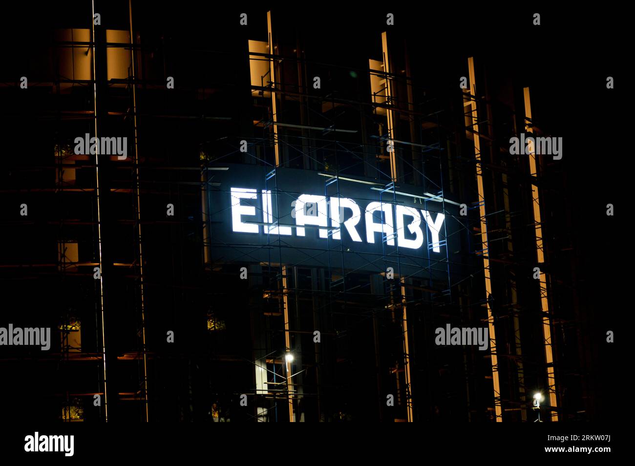 Cairo, Egitto, 19 agosto 2023: L'esterno dell'edificio ElAraby in costruzione con impalcature e il logo aziendale del gruppo con luci a. Foto Stock
