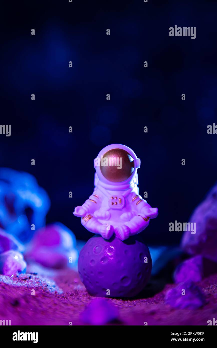 L'astronauta in una tuta spaziale si trova sulla superficie rocciosa del pianeta. Sfondo spaziale, concetto del futuro. Foto Stock