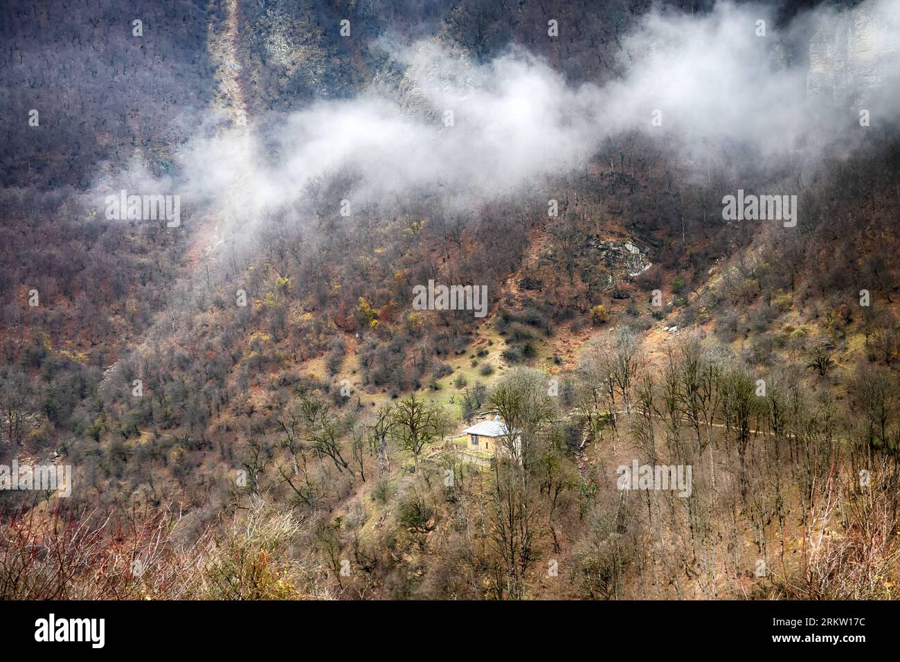 Gilân, Iran. Speroni dei monti Elburz e della foresta invernale di montagna Foto Stock