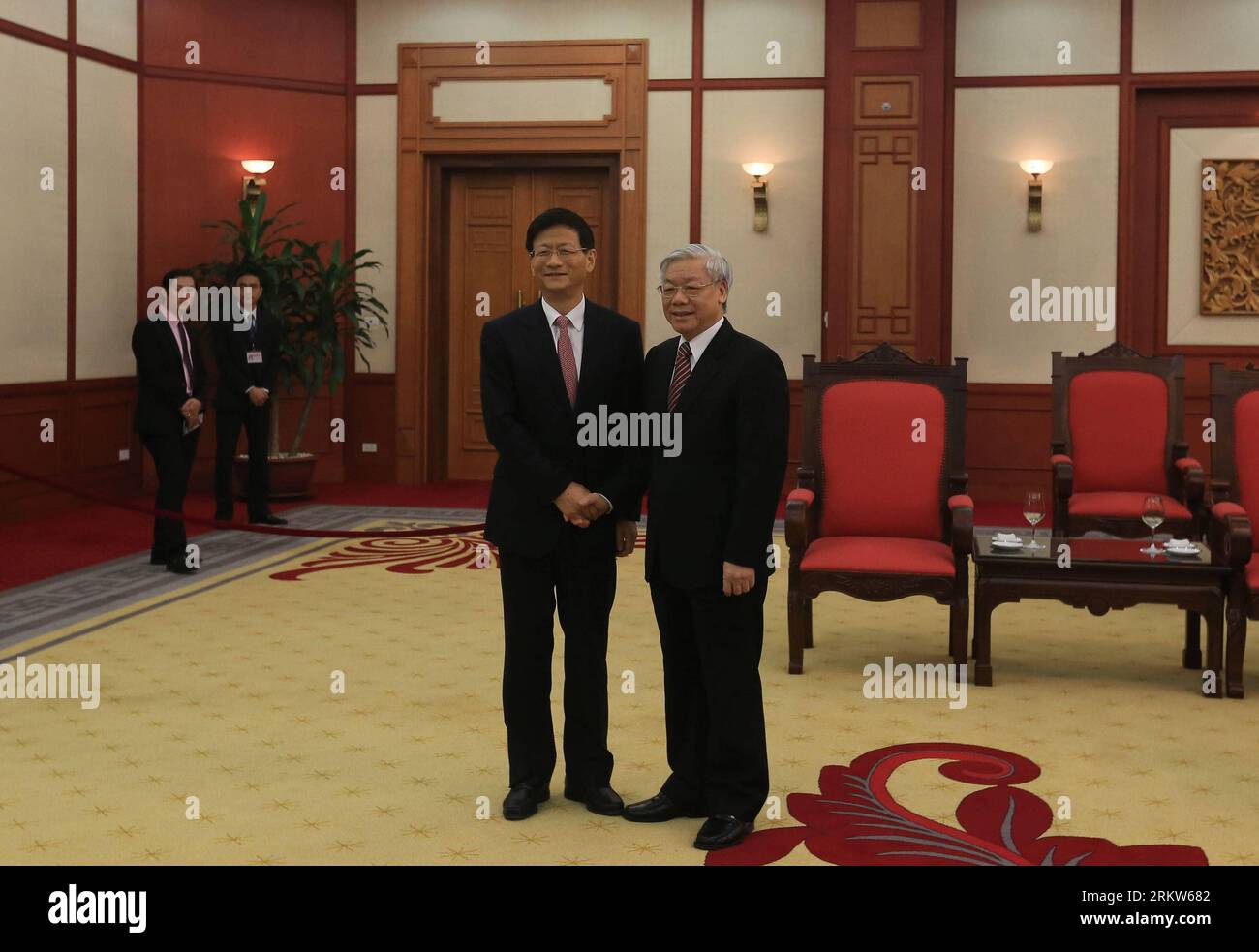 Bildnummer: 58622992 Datum: 23.10.2012 Copyright: imago/Xinhua (121024) -- HANOI, 24 ottobre 2012 (Xinhua) -- Segretario generale del Comitato centrale del Partito Comunista del Vietnam Nguyen Phu Trong (R) incontra il consigliere di Stato cinese Meng Jianzhu ad Hanoi 23 ottobre 2012. Meng Jianzhu è arrivato nella capitale vietnamita martedì per una visita di tre giorni per promuovere la cooperazione nell'applicazione della legge tra i due paesi. (Xinhua/mai Xuan Duong) (zyw) VIETNAM-HANOI-CONSIGLIO DI STATO CINESE-VISITA PUBLICATIONxNOTxINxCHN People Politik xjh x0x 2012 quer 58622992 Data 23 10 2012 Copyright Imago Foto Stock