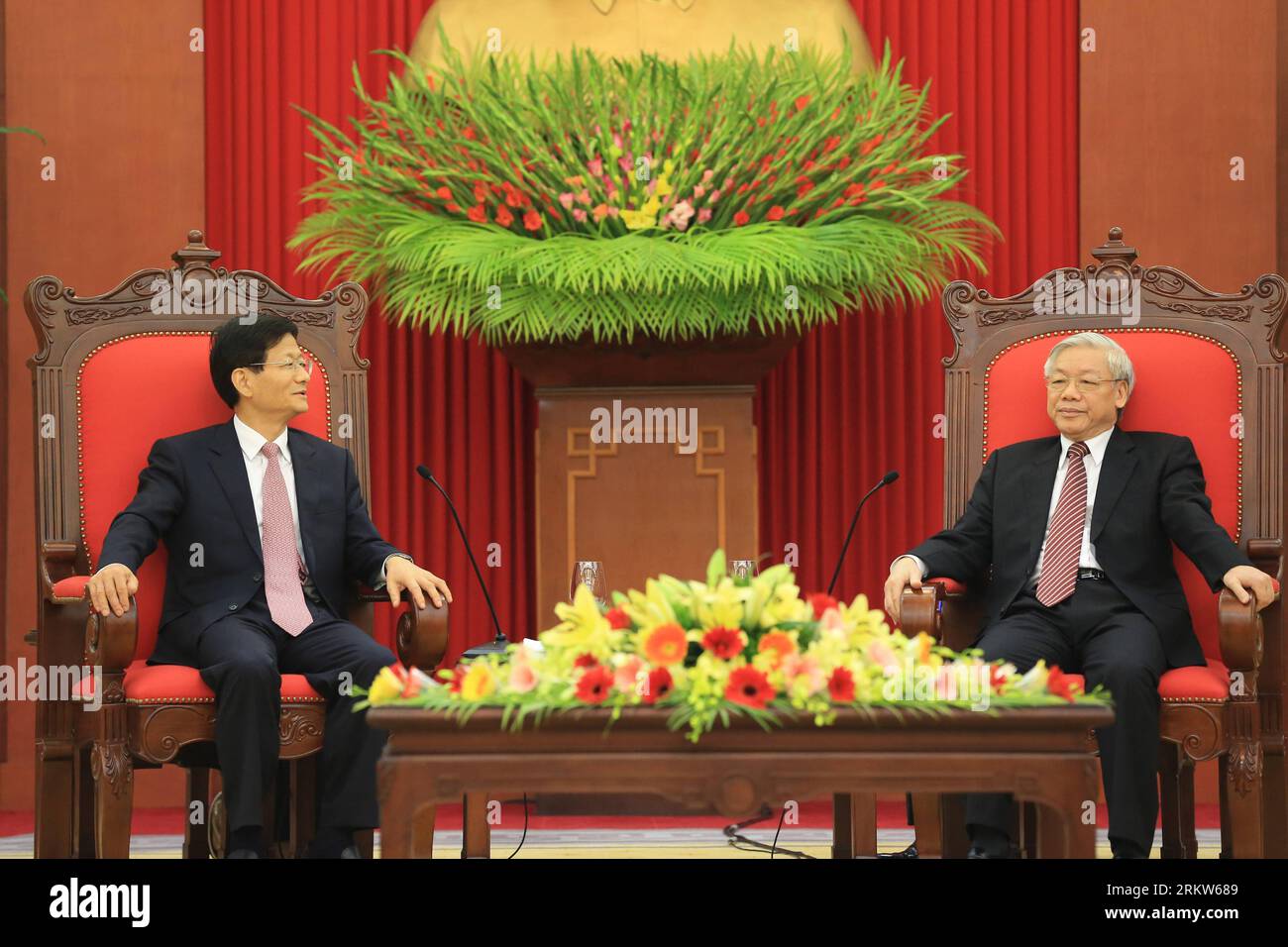 Bildnummer: 58622993 Datum: 23.10.2012 Copyright: imago/Xinhua (121024) -- HANOI, 24 ottobre 2012 (Xinhua) -- Segretario generale del Comitato centrale del Partito Comunista del Vietnam Nguyen Phu Trong (R) incontra il consigliere di Stato cinese Meng Jianzhu ad Hanoi 23 ottobre 2012. Meng Jianzhu è arrivato nella capitale vietnamita martedì per una visita di tre giorni per promuovere la cooperazione nell'applicazione della legge tra i due paesi. (Xinhua/mai Xuan Duong) (zyw) VIETNAM-HANOI-CONSIGLIO DI STATO CINESE-VISITA PUBLICATIONxNOTxINxCHN People Politik xjh x0x 2012 quer 58622993 Data 23 10 2012 Copyright Imago Foto Stock