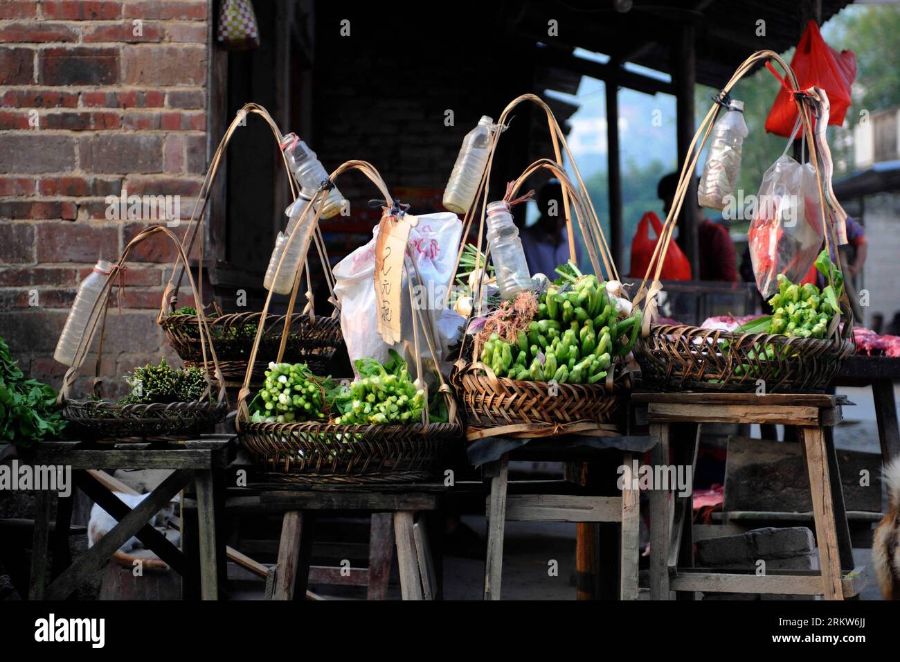 Bildnummer: 58624897 Datum: 23.10.2012 Copyright: imago/Xinhua NANNING, 23 ottobre 2012 - verdure in cesti sono in vendita in un mercato di verdure self-service nel villaggio di Jiangkou di Shili Township nella contea di Rongxian, nella regione autonoma Guangxi Zhuang della Cina sud-occidentale, 23 ottobre 2012. Questo tipo di mercati self-service può essere trovato in molti posti in Guangxi. Alcuni di loro esistono da oltre un secolo. Ogni giorno, gli abitanti del villaggio mettono le loro verdure in cesti in vendita, e poi partono per la fattoria. I compratori sceglierebbero le verdure da soli e lascerebbero i loro soldi. Questo affare speciale Foto Stock