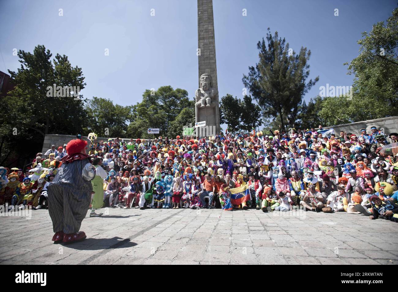 Bildnummer: 58627429 Datum: 24.10.2012 Copyright: imago/Xinhua (121025) -- CITTÀ DEL MESSICO, 25 ottobre 2012 (Xinhua) -- Clowns posa per una foto durante la diciassettesima Convenzione Internazionale di Clown a città del Messico, capitale del Messico, il 24 ottobre 2012. La convention ha attirato oltre 1.000 clown da tutto il mondo in diversi eventi per quattro giorni. (Xinhua/Rodrigo Oropeza) (lr) CITTÀ DEL MESSICO-MESSICO-17TH CLOWN INTERNATIONAL CONVENTION PUBLICATIONxNOTxINxCHN Kultur Entertainment Clowns Straßentheater Festival xjh x0x 2012 quer 58627429 Data 24 10 2012 Copyright Imago XINHUA città del Messico OCT 25 2012 XINH Foto Stock