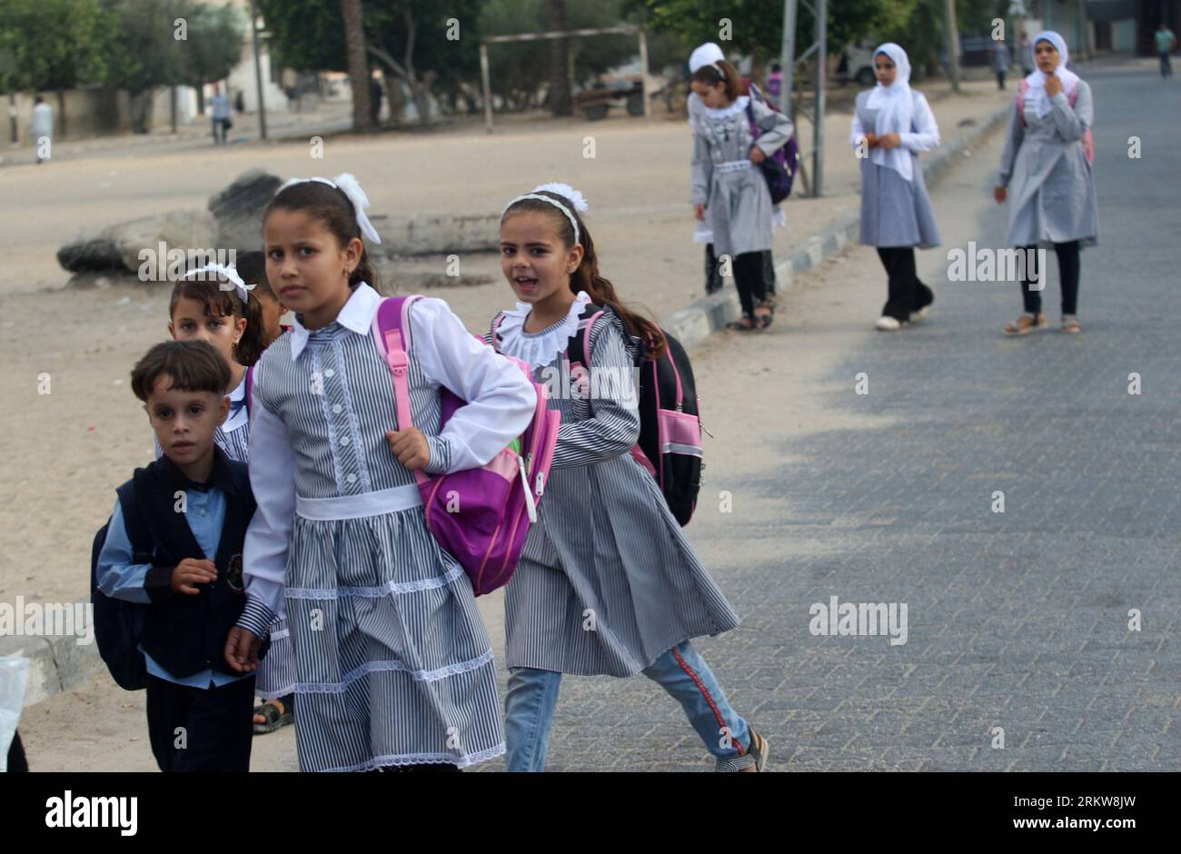 Le scolaresche palestinesi rifugiate camminano al Rafah nella Striscia di Gaza meridionale, mentre si recano alla scuola delle Nazioni Unite per il primo giorno del nuovo anno scolastico nella Striscia di Gaza, sabato 26 agosto 2023. A Gaza ci sono circa 274 scuole dell'Agenzia delle Nazioni Unite per il soccorso e l'occupazione (UNRWA) che servono più di 278.000 studenti a Gaza. Foto di Ismael Mohamad/UPI credito: UPI/Alamy Live News Foto Stock
