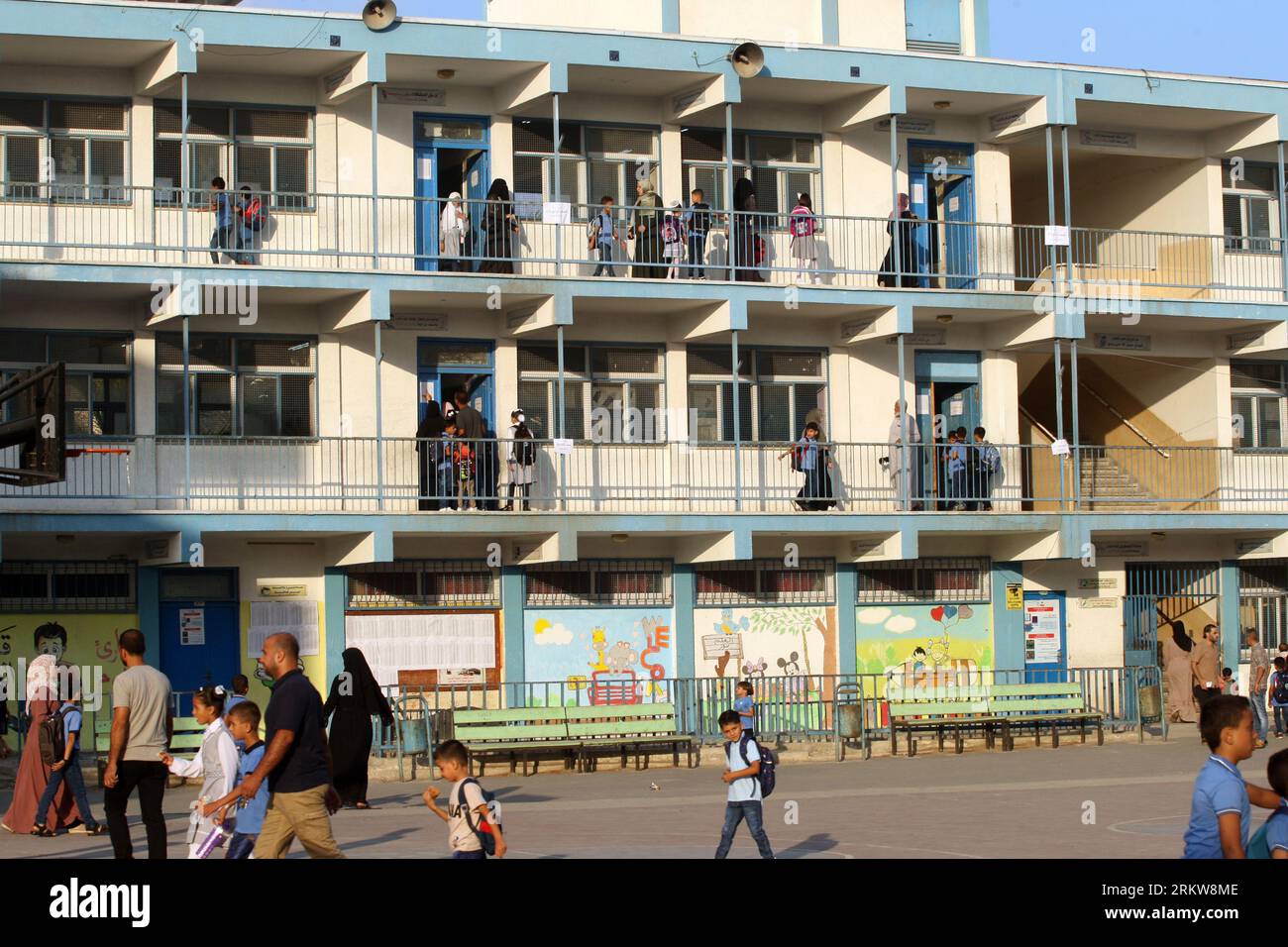 Bambini rifugiati palestinesi, nella loro scuola delle Nazioni Unite per il primo giorno del nuovo anno scolastico nella Striscia di Gaza meridionale, a Rafah nella Gaza meridionale, sabato 26 agosto 2023. A Gaza ci sono circa 274 scuole dell'Agenzia delle Nazioni Unite per il soccorso e l'occupazione (UNRWA) che servono più di 278.000 studenti a Gaza. Foto di Ismael Mohamad/UPI credito: UPI/Alamy Live News Foto Stock