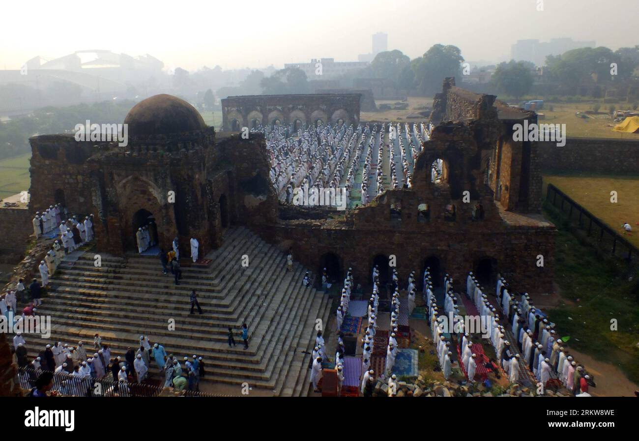Bildnummer: 58639669 Datum: 27.10.2012 Copyright: imago/Xinhua (121027) -- NUOVA DELHI, 27 ottobre 2012 (Xinhua) -- i musulmani indiani pregano presso le rovine di Feroze Shah Kotla durante il festival Eid al-Adha a nuova Delhi, India, il 27 ottobre 2012.(Xinhua/Partha Sarkar) (msq) INDIA-NUOVA DELHI-EID AL-ADHA PUBLICATIONxNOTxINxCHN Gesellschaft Religion Islam Muslim Fest Fest Feiertag Opferfest x0x xac 2012 quer premiumer Aufmacher 58639669 Data 27 10 2012 Copyright Imago XINHUA nuova Delhi OCT 27 2012 i musulmani indiani XINHUA pregano PRESSO le rovine di Feroz Shah durante il Oath al Adha Festival a nuova Delhi India ON Foto Stock