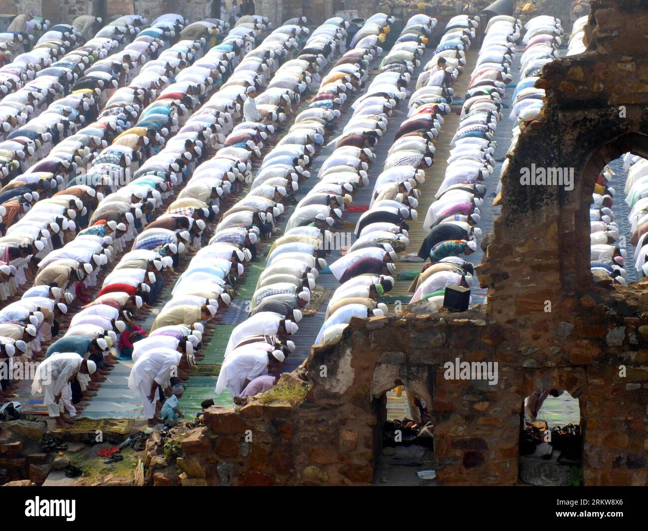 Bildnummer: 58639661 Datum: 27.10.2012 Copyright: imago/Xinhua (121027) -- NUOVA DELHI, 27 ottobre 2012 (Xinhua) -- i musulmani indiani pregano presso le rovine di Feroze Shah Kotla durante il festival Eid al-Adha a nuova Delhi, India, il 27 ottobre 2012.(Xinhua/Partha Sarkar) (msq) INDIA-NUOVA DELHI-EID AL-ADHA PUBLICATIONxNOTxINxCHN Gesellschaft Religion Islam Muslim Fest Fest Feiertag Opferfest x0x xac 2012 quer premiumer Aufmacher 58639661 Data 27 10 2012 Copyright Imago XINHUA nuova Delhi OCT 27 2012 i musulmani indiani XINHUA pregano PRESSO le rovine di Feroz Shah durante il Oath al Adha Festival a nuova Delhi India ON Foto Stock