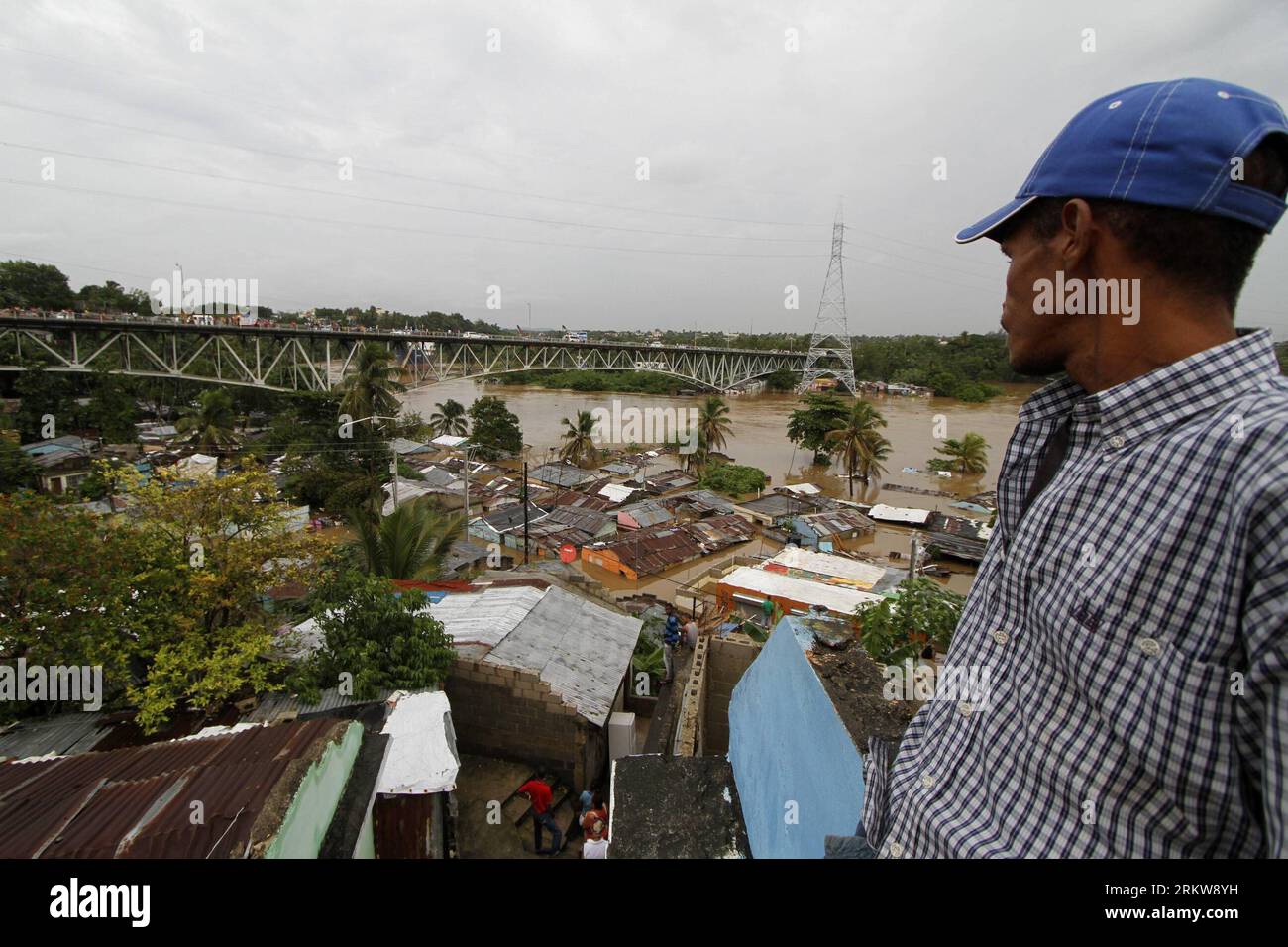 Bildnummer: 58639676  Datum: 26.10.2012  Copyright: imago/Xinhua (121027) -- SANTO DOMINGO, Oct. 27, 2012 (Xinhua) -- A man views the flooded houses at the neighborhood La Javilla in Santo Domingo, capital of Dominica, Oct. 26, 2012. According to U.S. National Hurricane Center, 38 died when the powerful Hurricane Sandy crossed the Caribbean Sea. (Xinhua/Roberto Guzman) DOMINICA-HURRICANE SANDY-AFTERMATH PUBLICATIONxNOTxINxCHN Gesellschaft Sturm Unwetter Karibik Hurrikan x0x xst 2012 quer premiumd o0 Katastrophe Sturm Wirbelsturm Hurrikan Wetter Unwetter Naturkatastrophe     58639676 Date 26 10 Foto Stock