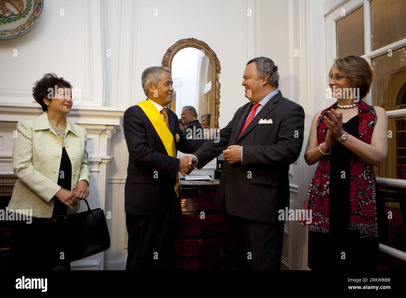 Bildnummer: 58657081  Datum: 31.10.2012  Copyright: imago/Xinhua BUENOS AIRES, Oct. 31, 2012 - Wife of the Chinese ambassador to Argentina, Lou Ping, Chinese ambassador to Argentina Yin Hengmin, Mexico s ambassador to Argentina, Francisco del Rio, and his wife Elena Calero (from L to R), participate in the awarding ceremony of the Order of the Aztec Eagle to Yin Hengmin at the Mexican ambassador s residence in Buenos Aires, Argentina, on Oct. 31, 2012. The Mexican Order of the Aztec Eagle is the highest award given to foreigners in Mexico for humanitarian services. (Xinhua/Martin Zabala) (zjl) Foto Stock