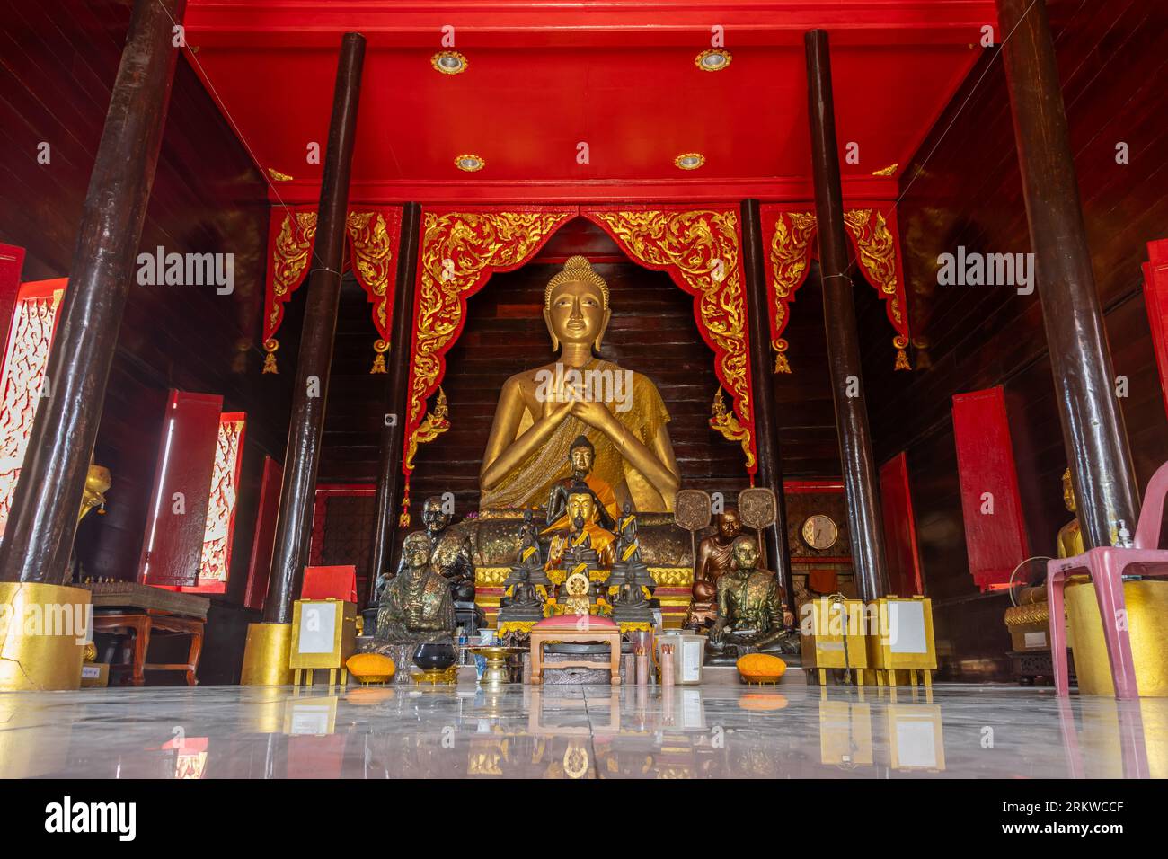 Interno con un altare in un tempio buddista Wat IAM Pracha MIT, Samut Prakan, Thailandia Foto Stock