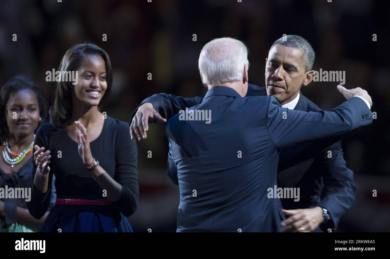 Bildnummer: 58673133 Datum: 07.11.2012 Copyright: imago/Xinhua (121107) -- CHICAGO, 7 novembre 2012 (Xinhua) -- il presidente degli Stati Uniti Barack Obama (1st R) abbraccia il vicepresidente Joe Biden accanto alle figlie Sasha alla manifestazione della notte delle elezioni a Chicago, negli Stati Uniti, il 7 novembre 2012. (Xinhua/Yang lei) (lyx) U.S.-CHICAGO-OBAMA-ELECTION NIGHT RALLY PUBLICATIONxNOTxINxCHN Politik USA Wahl Präsidentschaftswahl People Sieg Wahlsieg Jubel Familie x1x xub 2012 quer o0 privat Familie, Tochter 58673133 Data 07 11 2012 Copyright Imago XINHUA Chicago Nov 7 2012 XINHUA Presidente Degli Stati Uniti Barack Obama 1s Foto Stock