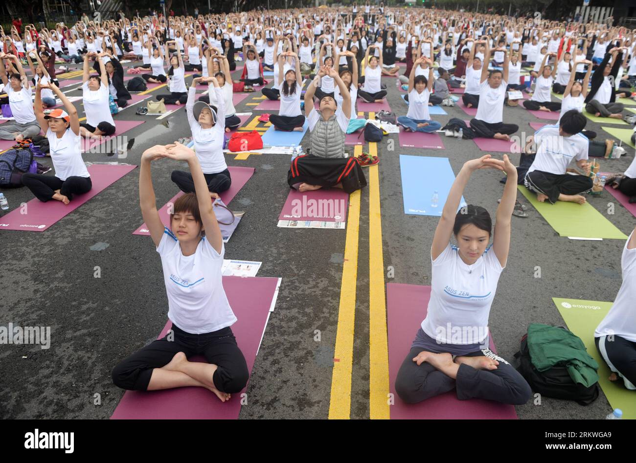 Bildnummer: 58687475 Datum: 11.11.2012 Copyright: imago/Xinhua (121111) -- TAIPEI, 11 novembre 2012 (Xinhua) -- i cittadini partecipano a un'assemblea di yoga sul Ketagalan Boulevard a Taipei, nel sud-est della Cina a Taiwan, 11 novembre 2012. Circa 10.000 hanno partecipato all'assemblea yoga di domenica per sperimentare uno stile di vita sano. (Xinhua/Yin Bogu) (lmm) CHINA-TAIPEI-YOGA ASSEMBLY (CN) PUBLICATIONxNOTxINxCHN Gesellschaft Freizeit Freizeitsport Freizeitsportler Massenyoga masse premiumd x0x xmb 2012 quer 58687475 Data 11 11 2012 Copyright Imago XINHUA Taipei 11 novembre 2012 i cittadini di XINHUA partecipano a un'assemblea di Yoga A Boul Foto Stock