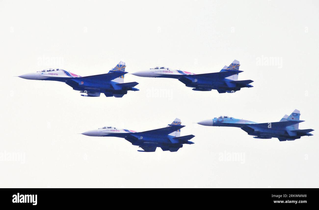 Bildnummer: 58709702 Datum: 15.11.2012 Copyright: imago/Xinhua su-27 Fighter Jets of Russian Knights Aerobatic Team si esibiscono durante la 9a Mostra Internazionale dell'aviazione e dell'Aerospazio della Cina a Zhuhai, nella provincia del Guangdong della Cina meridionale, 15 novembre 2012. (Xinhua/Gao Dianhua) (zn) CHINA-ZHUHAI-AVIATION AND AEROSPACE EXHIBITION (CN) PUBLICATIONxNOTxINxCHN Wirtschaft Messe Luftfahrtmesse Show Flugshow Flugstaffel Jet Düsenjäger Kampfflugzeug Düsenjet x0x xdd 2012 quer 58709702 Data 15 11 2012 Copyright Imago XINHUA su 27 Fighter Jets of Russian Knights Aerobatic Team si esibiscono durante il 9 ° CH Foto Stock