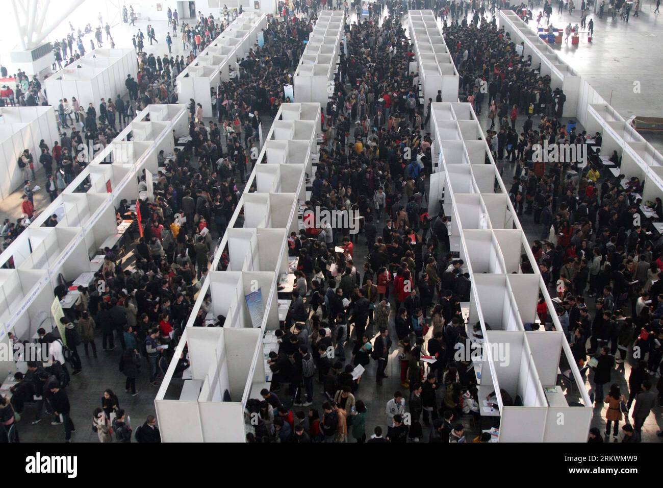 Bildnummer: 58711965 Datum: 17.11.2012 Copyright: imago/Xinhua (121117) -- NANCHINO, 17 novembre 2012 (Xinhua) -- chi cerca lavoro partecipa a una fiera del lavoro a Nanchino, capitale della provincia di Jiangsu della Cina orientale, 17 novembre 2012. Più di 20.000 opportunità sono state offerte alla fiera del lavoro, attirando molti laureati universitari da Nanchino e città vicine.(Xinhua/Wang Xin) (ry) CHINA-NANJING-JOB FAIR (CN) PUBLICATIONxNOTxINxCHN Gesellschaft Wirtschaft Messe Jobmesse Arbeitssuche masse Andrang x0x xds 2012 quer premiumd 58711965 Data 17 11 2012 Copyright Imago XINHUA Nanjing Nov 17 2012 XINHUA J Foto Stock