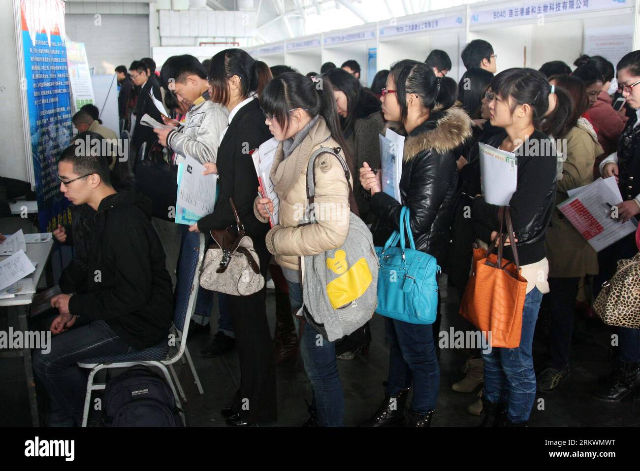 Bildnummer: 58711974 Datum: 17.11.2012 Copyright: imago/Xinhua (121117) -- NANCHINO, 17 novembre 2012 (Xinhua) -- chi cerca lavoro partecipa a una fiera del lavoro a Nanchino, capitale della provincia di Jiangsu della Cina orientale, 17 novembre 2012. Più di 20.000 opportunità sono state offerte alla fiera del lavoro, attirando molti laureati universitari da Nanchino e città vicine.(Xinhua/Wang Xin) (ry) CHINA-NANJING-JOB FAIR (CN) PUBLICATIONxNOTxINxCHN Gesellschaft Wirtschaft Messe Jobmesse Arbeitssuche x0x xds 2012 quer 58711974 Data 17 11 2012 Copyright Imago XINHUA Nanjing Nov 17 2012 XINHUA Job Seekers attend a Job Foto Stock