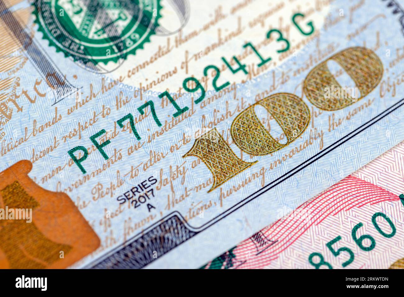 Primo piano di cento dollari americani con cifre, dettagli di 100 dollari americani in contanti Foto Stock
