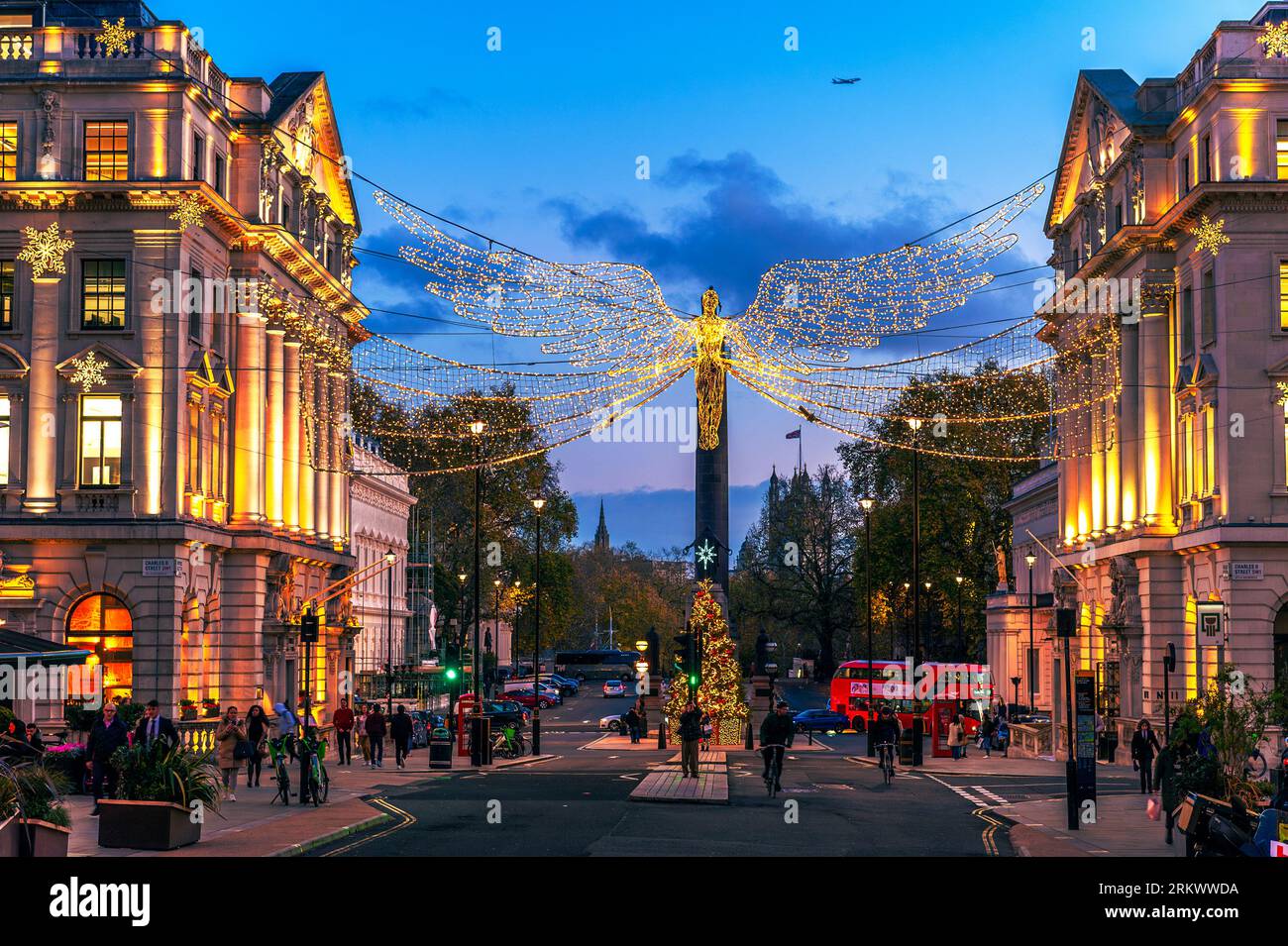 Londra, Inghilterra, Regno Unito - 23 novembre 2022: Vista sulla strada degli edifici tradizionali della città di Londra illuminata dalle luci delle decorazioni natalizie al crepuscolo Foto Stock