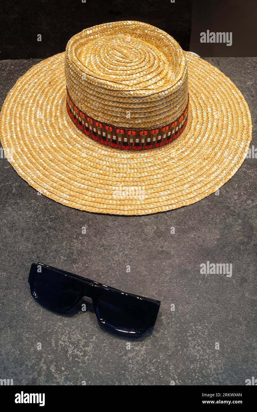 Cappello di paglia e occhiali da sole - un simbolo delle vacanze estive Foto Stock