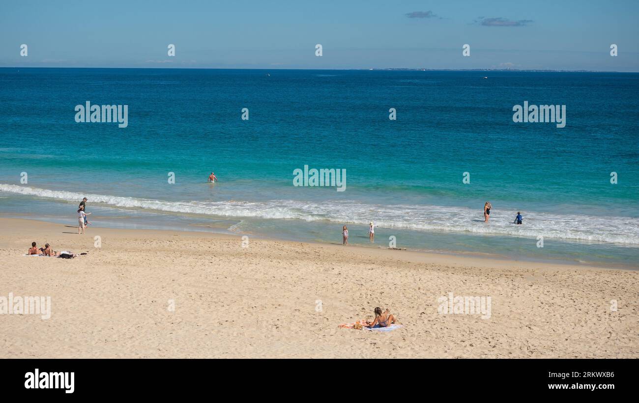 Persone non identificate che si rilassano a Floreat Beach a Perth, Australia Occidentale. Foto Stock