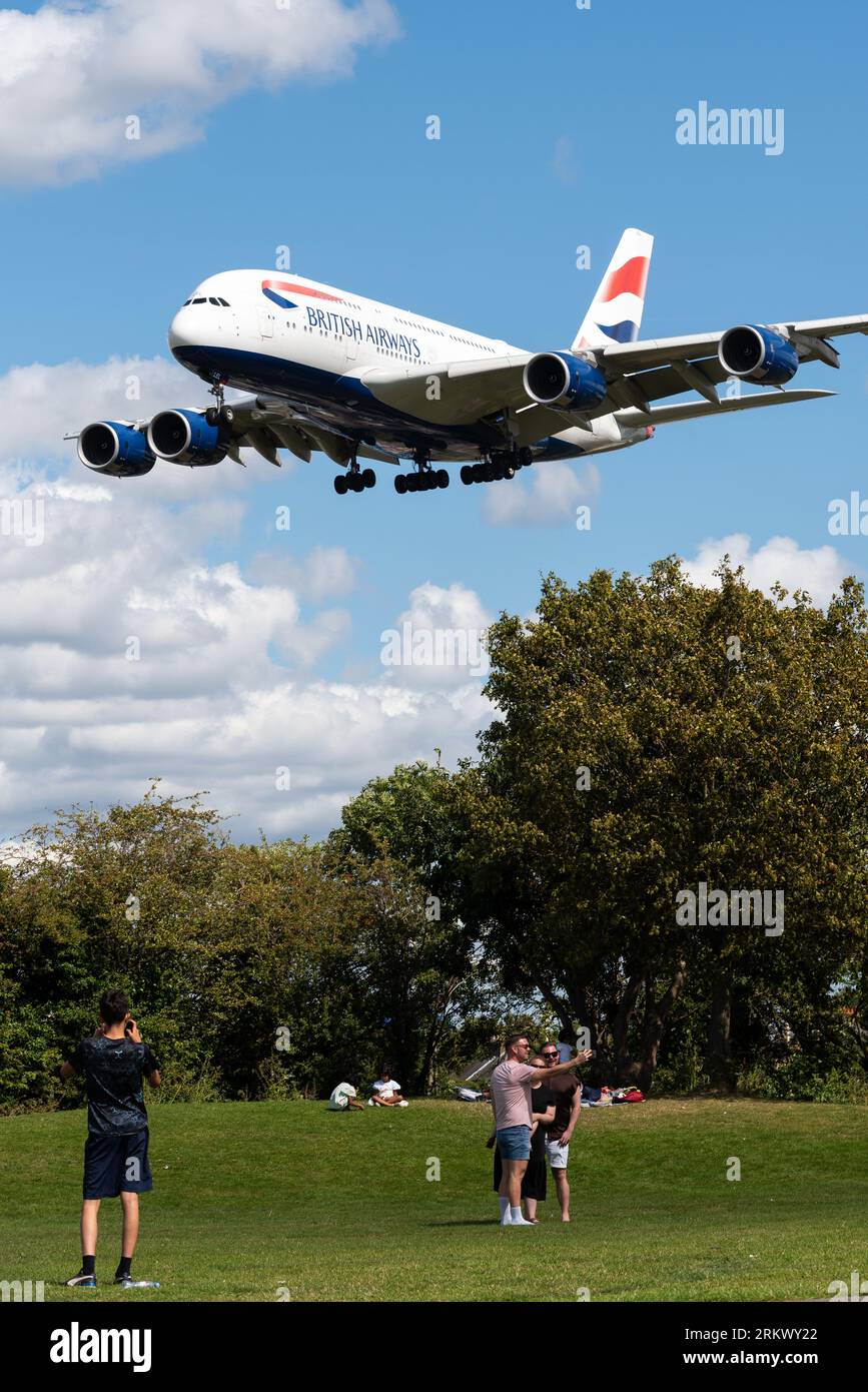 British Airways Airbus A380-841 aereo di linea G-XLEL in finale per atterrare all'aeroporto di Londra Heathrow, Regno Unito. Atterraggio su persone che fanno selfie Foto Stock
