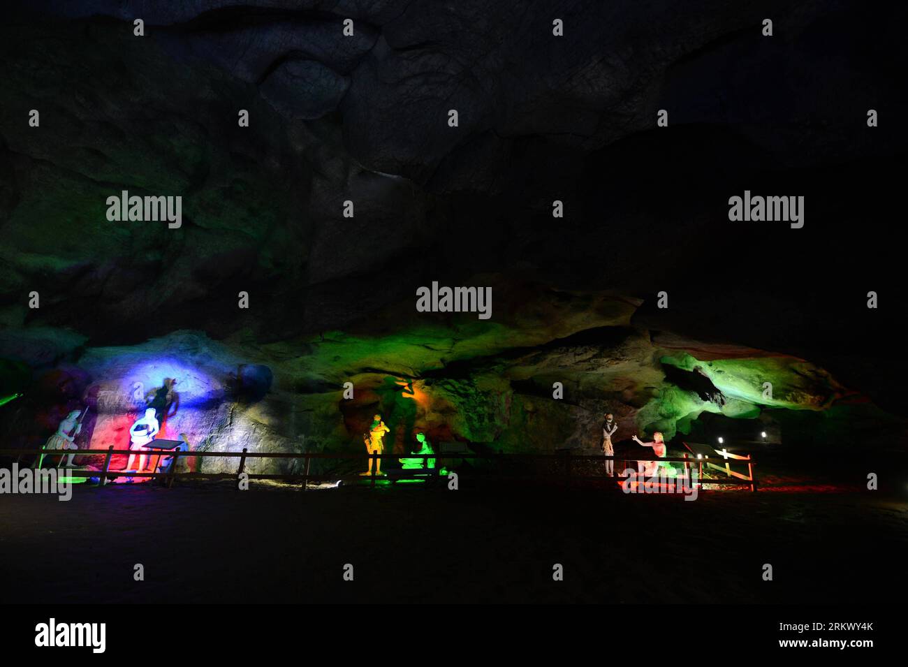 Bildnummer: 58803250 Datum: 26.11.2012 Copyright: imago/Xinhua (121126) -- WANNIAN, 26 novembre 2012 (Xinhua) -- foto scattata il 26 novembre 2012 mostra la scena interna alla Xianren Cave a Dayuan Township of Wannian County, East China S Jiangxi Province. La grotta di Xianren è il luogo in cui si trovano reperti storicamente importanti di scaglie preistoriche di ceramica e resti di riso. (Xinhua/Zhou KE)(ry) CHINA-JIANGXI-WANNIAN-CAVE-ARCHEOLOGY (CN) PUBLICATIONxNOTxINxCHN Gesellschaft Museum Geschichte Urmensch Höhle Höhlenmensch Urmensch Frühgeschichte x0x xmb 2012 quer 58803250 Data 26 11 2012 Copyright Imago X. Foto Stock