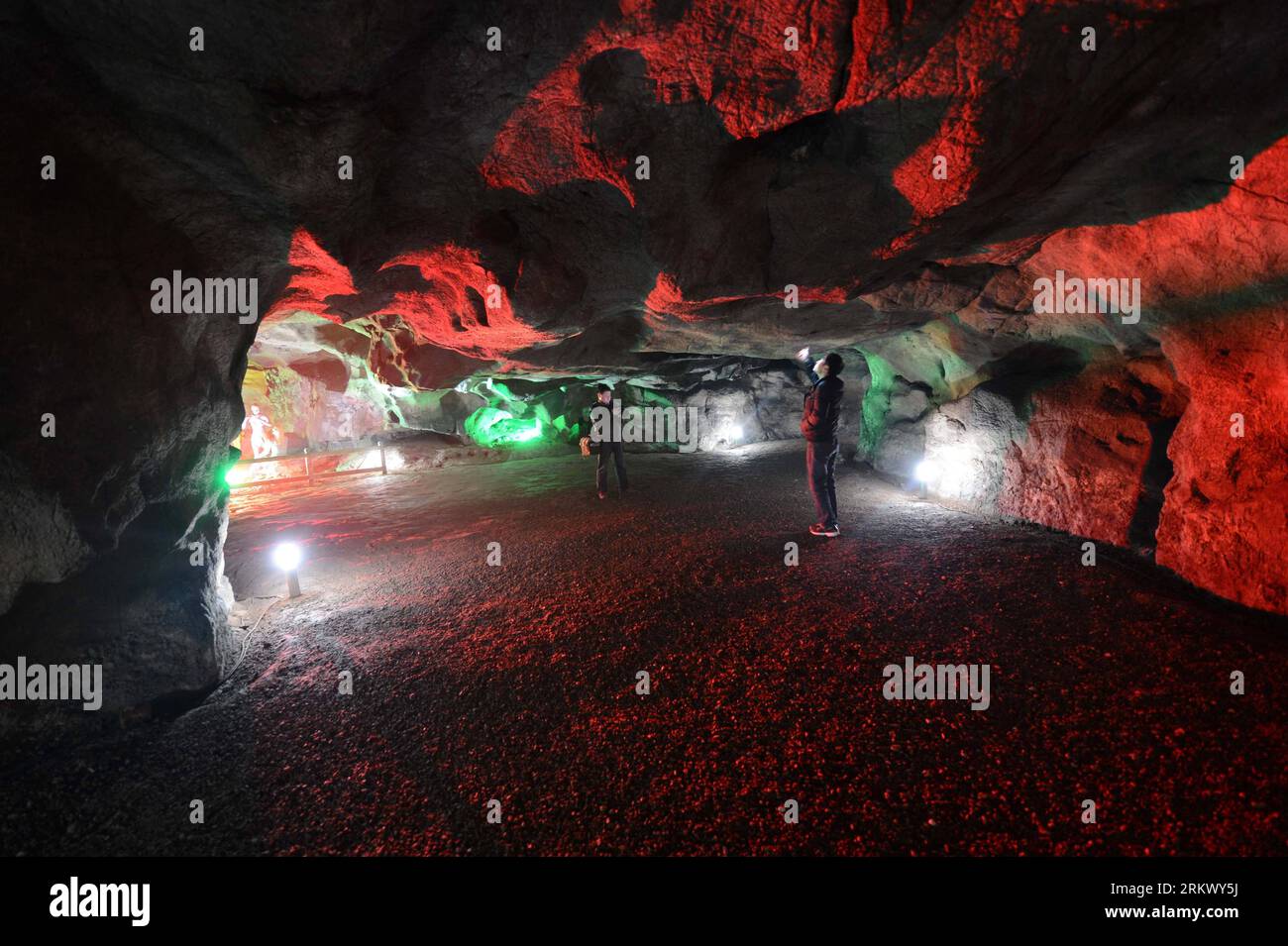 Bildnummer: 58803247 Datum: 26.11.2012 Copyright: imago/Xinhua (121126) -- WANNIAN, 26 novembre 2012 (Xinhua) -- foto scattata il 26 novembre 2012 mostra la scena interna alla Xianren Cave a Dayuan Township of Wannian County, East China S Jiangxi Province. La grotta di Xianren è il luogo in cui si trovano reperti storicamente importanti di scaglie preistoriche di ceramica e resti di riso. (Xinhua/Zhou KE)(ry) CHINA-JIANGXI-WANNIAN-CAVE-ARCHEOLOGY (CN) PUBLICATIONxNOTxINxCHN Gesellschaft Museum Geschichte Urmensch Höhle Höhlenmensch Urmensch Frühgeschichte x0x xmb 2012 quer 58803247 Data 26 11 2012 Copyright Imago X. Foto Stock