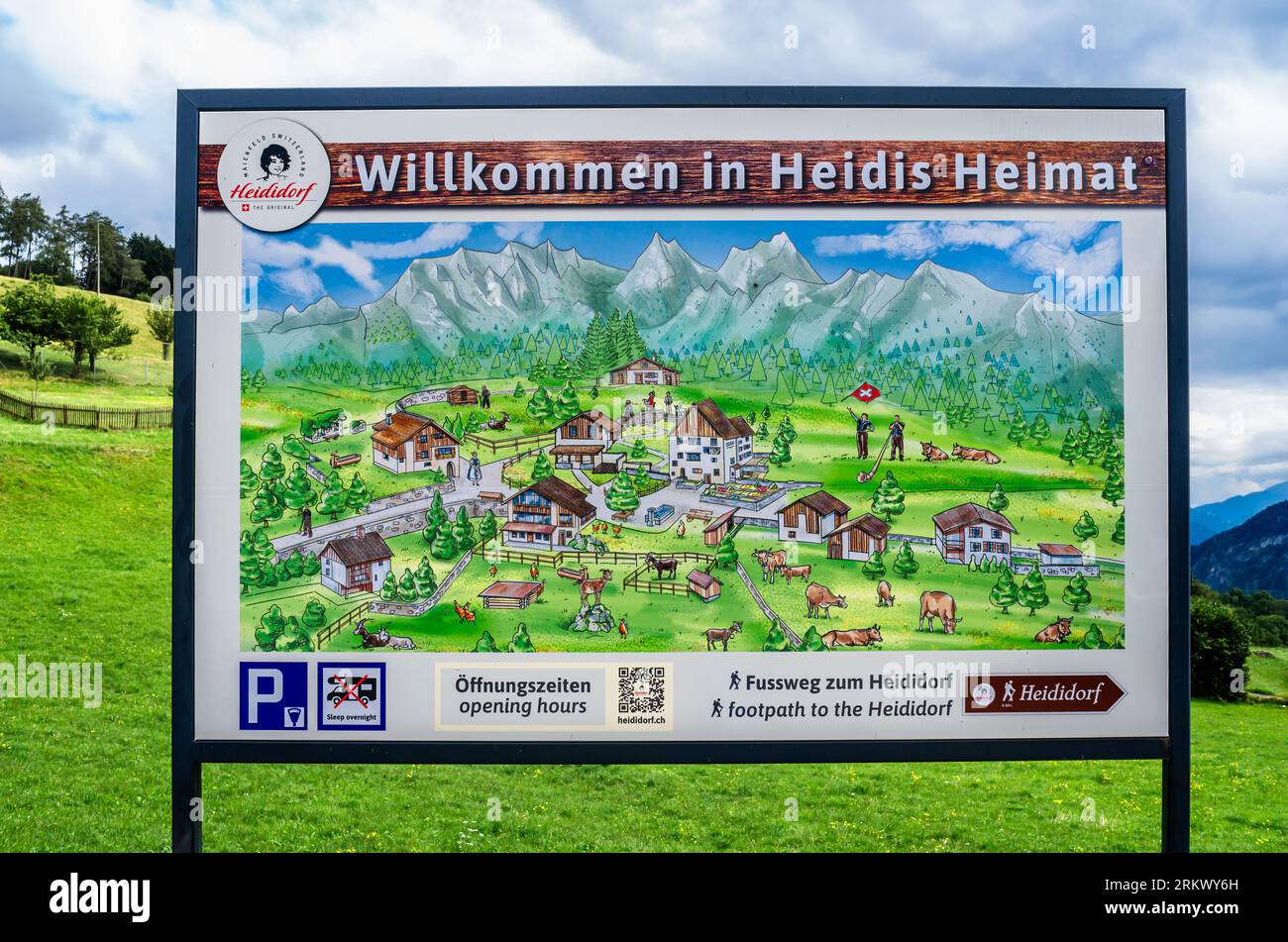 Maienfeld, Svizzera - 25 luglio 2023: Firma e mappa del villaggio del personaggio del film e dei cartoni animati Heidi vicino Maienfeld, nel cantone svizzero di Graubu Foto Stock