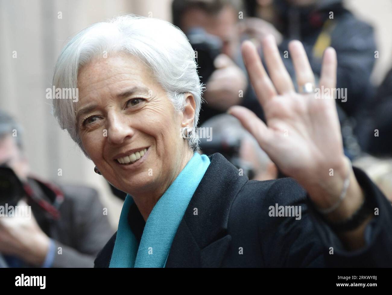 (121126) -- BRUXELLES, 26 novembre 2012 (Xinhua)-- l'amministratore delegato del Fondo monetario internazionale (FMI) Christine Lagarde arriva per la riunione dei ministri delle finanze dell'Eurozona a Bruxelles, capitale del Belgio il 26 novembre 2012. I ministri delle finanze dell’Eurozona si sono incontrati lunedì per discutere la prossima rata del denaro di salvataggio per la Grecia carica di debito. (Xinhua/Wu Wei) BELGIO-UE-ZONA EURO-RIUNIONE PUBLICATIONxNOTxINxCHN Foto Stock