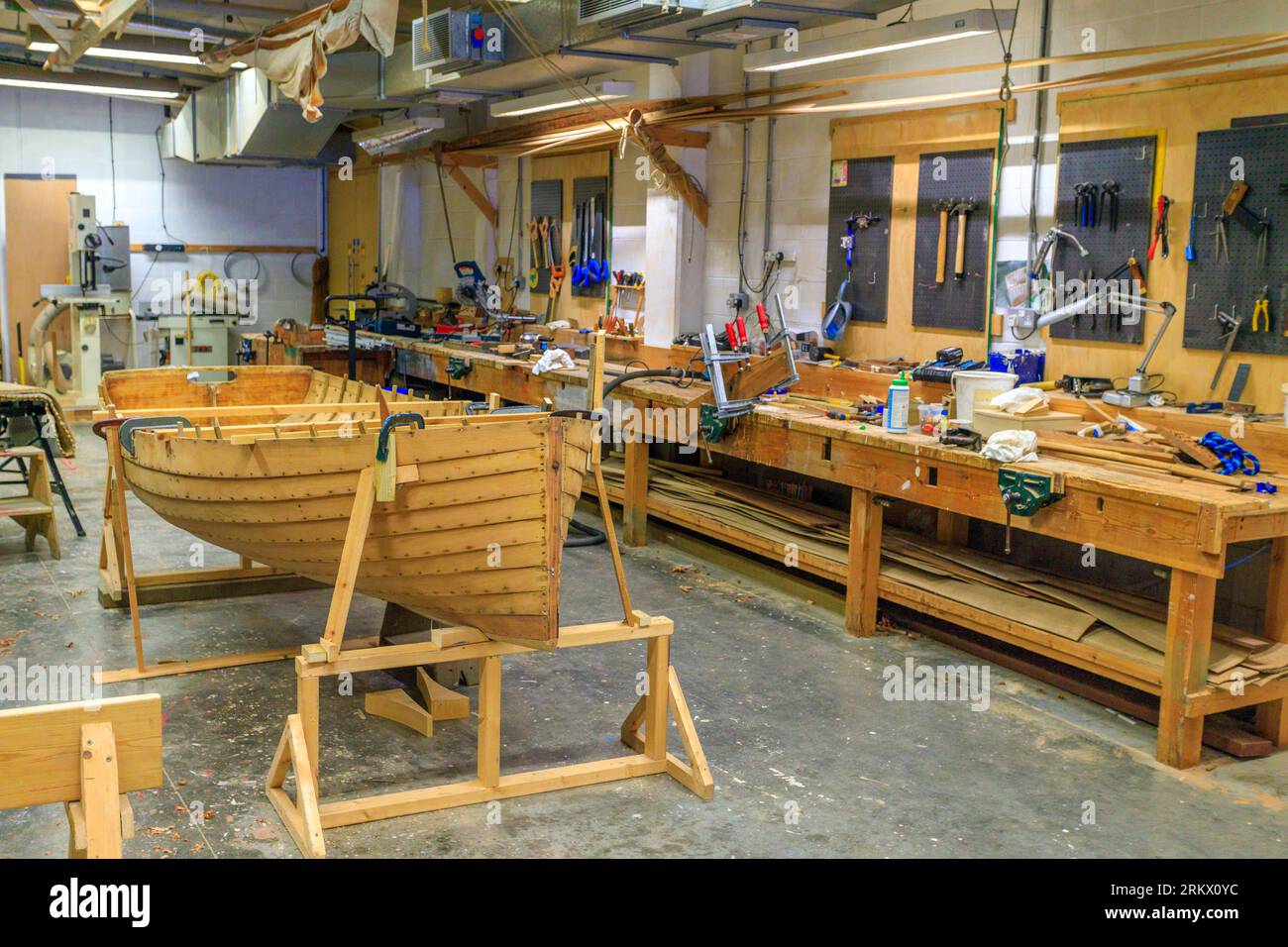 Il laboratorio di costruzione di barche presso il National Maritime Museum, Falmouth, Cornovaglia, Inghilterra, Regno Unito Foto Stock