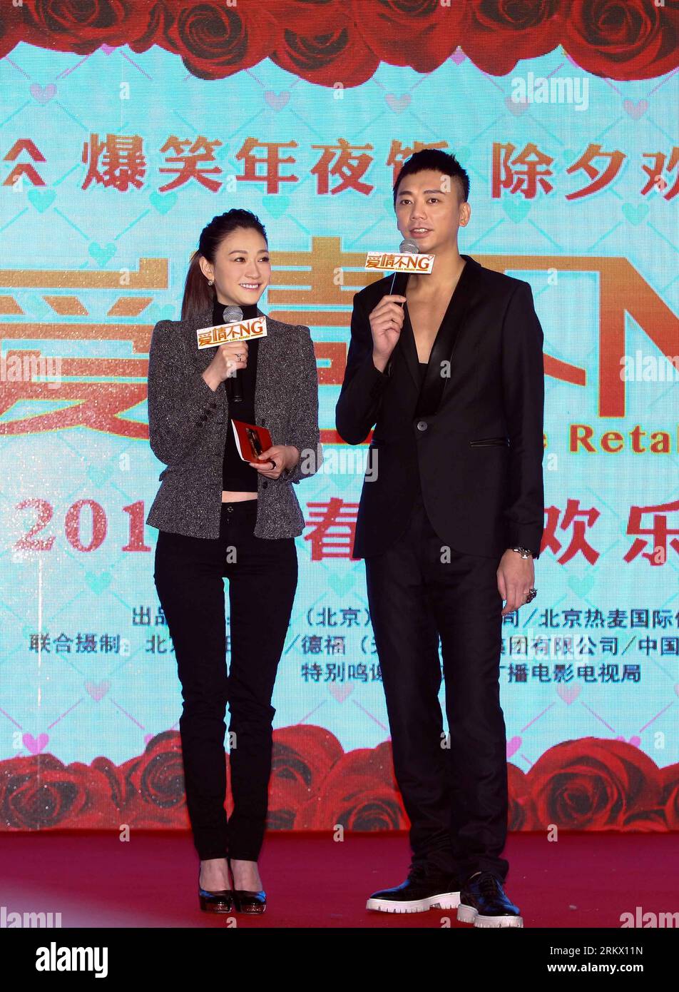 Bildnummer: 58852675 Datum: 29.11.2012 Copyright: imago/Xinhua (121129) -- PECHINO, 29 novembre 2012 (Xinhua) -- l'attrice li Xiaoran (L) e l'attore Shin partecipano alla conferenza stampa del loro nuovo film Love Retake a Pechino, capitale della Cina, 29 novembre 2012. Il film sarà distribuito durante il Festival di Primavera del 2013 nella Cina continentale.(Xinhua/Hou Dongtao) (wjq) CHINA-BEIJING-MOVIE-PRESS CONFERENCE (CN) PUBLICATIONxNOTxINxCHN Entertainment Kultur People xas x0x 2012 hoch 58852675 Data 29 11 2012 Copyright Imago XINHUA Pechino Nov 29 2012 XINHUA attrice Left XIAORAN l e attore Shin frequentare il Pres Foto Stock