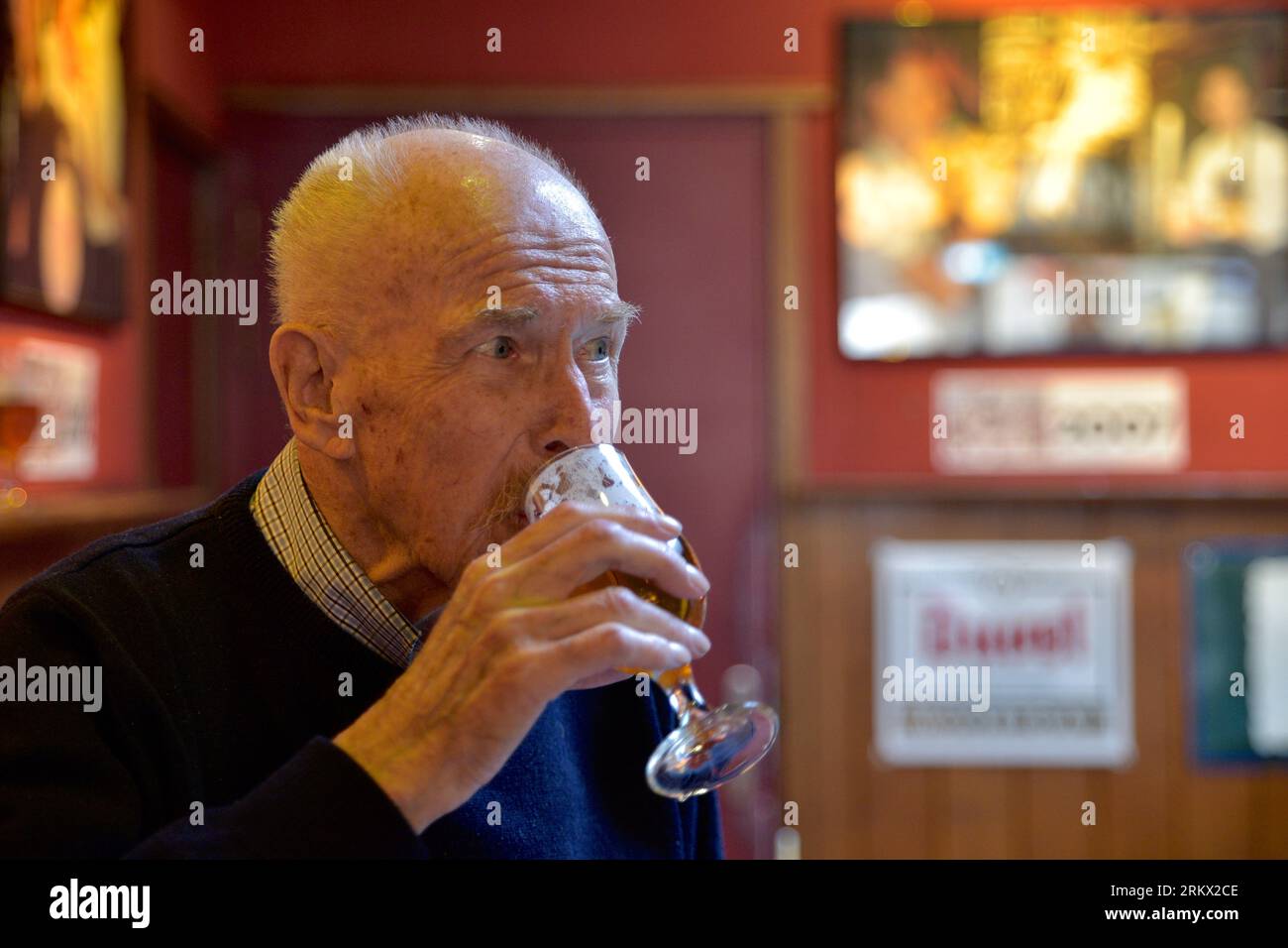 L'uomo più anziano si gode visibilmente un sorso della sua birra in un bar; Breda Paesi Bassi Foto Stock