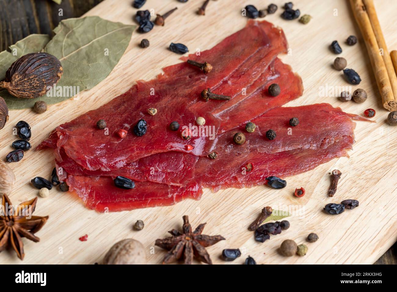 Fette sottili di carne cruda di manzo, fette sottili di manzo crudo con salsa e limone con spezie Foto Stock