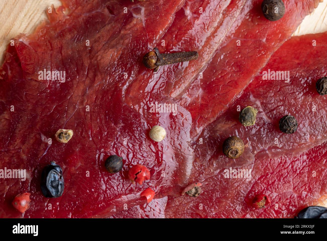 Fette sottili di carne cruda di manzo, fette sottili di manzo crudo con salsa e limone con spezie Foto Stock