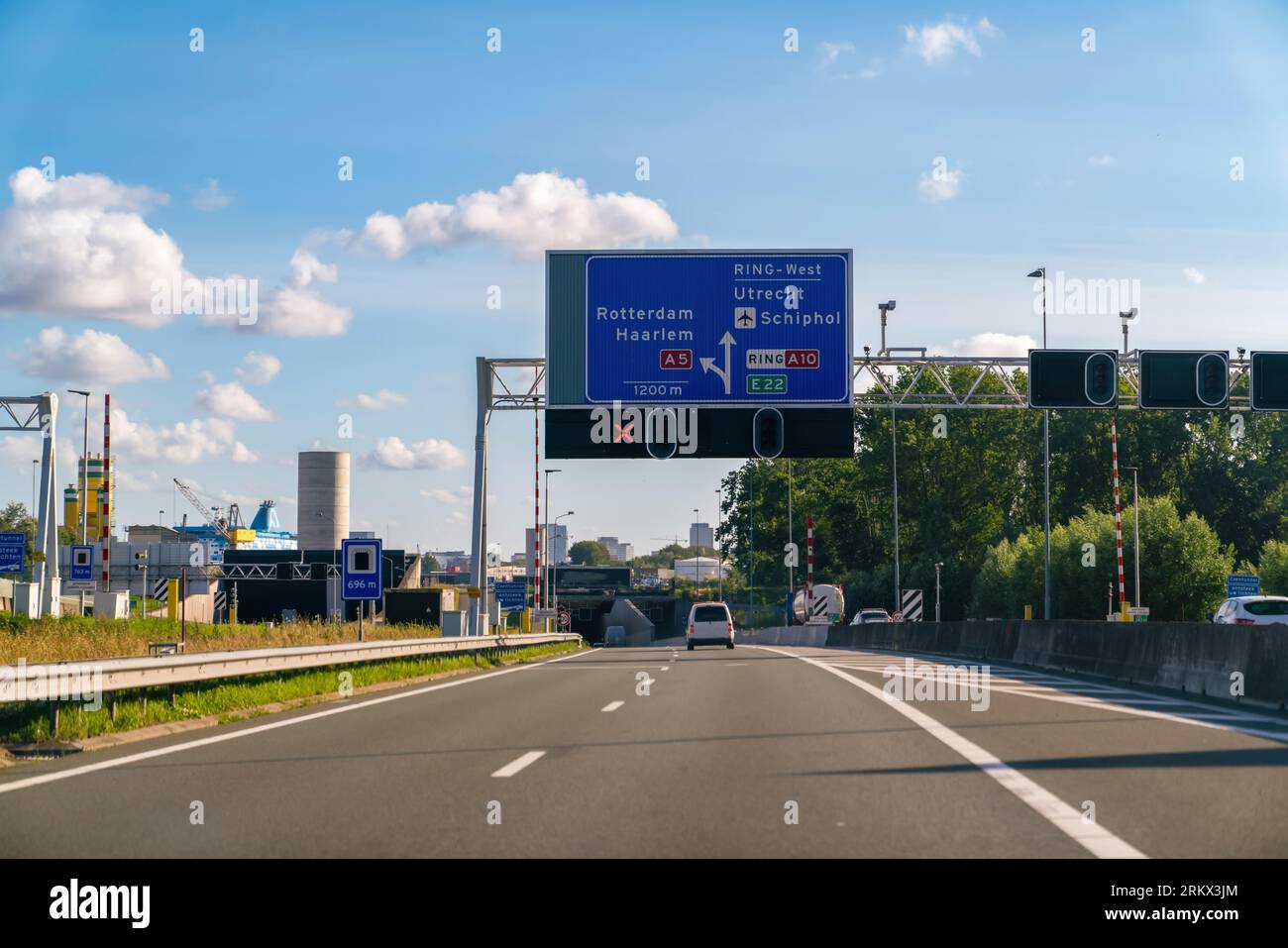Il traffico intorno al Coentunnel, un tunnel dell'autostrada A10 sotto il Canale del Mare del Nord ad Amsterdam occidentale. Foto Stock
