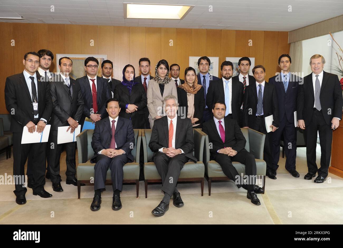 Numero di file: 58866557 riferimento: 03.12.2012 Copyright: imago/Xinhua Vice Segretario di Stato degli Stati Uniti William J. Burns (fronte C), Ambasciatore cinese negli Stati Uniti Zhang Yesui (fronte L) e incaricato d affaires dell'Ambasciata afghana negli Stati Uniti Meerwais NAB (fronte R) partecipano a un ricevimento di benvenuto per la parte statunitense della Joint China-U.S. Programma di formazione per diplomatici afgani, presso il Dipartimento di Stato degli Stati Uniti a Washington D.C., capitale degli Stati Uniti, il 3 dicembre 2012. I 15 giovani diplomatici afghani che hanno aderito a questo programma riceveranno una formazione di due settimane negli Stati Uniti, compresa una visita all'ambasciata cinese. Foto Stock