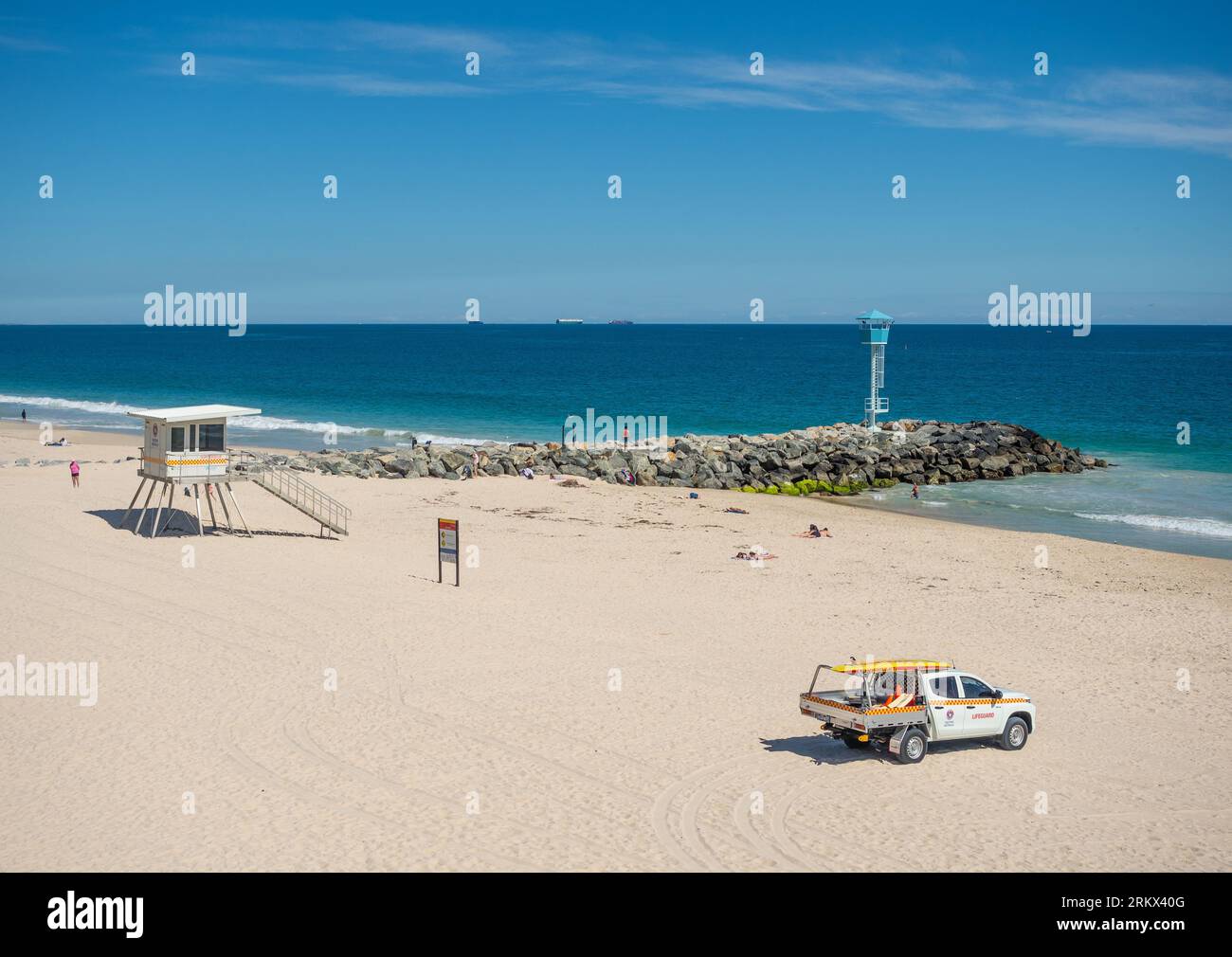 Un bagnino non identificato che tiene d'occhio il suo veicolo a City Beach a Perth, Australia Occidentale. Foto Stock