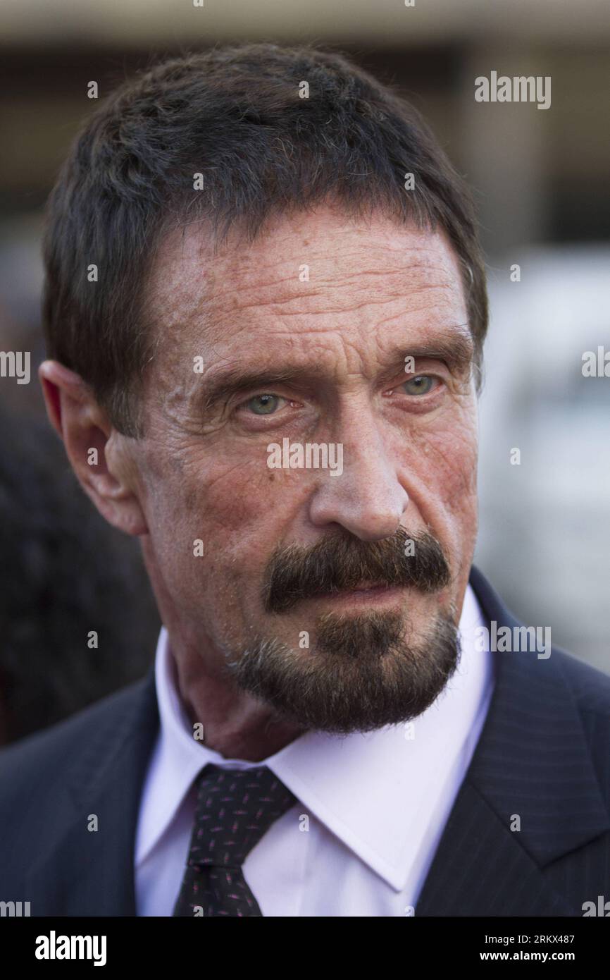 Il pioniere del software antivirus STATUNITENSE John McAfee arriva a una conferenza stampa davanti alla Corte Suprema di città del Guatemala, capitale del Guatemala, il 4 dicembre 2012. McAfee, ricercato per essere interrogato sull'omicidio del suo vicino il mese scorso in Belize, sta cercando asilo politico in Guatemala, secondo i media locali. Xinhua/Luis Echeverria le py syq GUATEMALA-GUATEMALA CITY-JOHN MCAFEE PUBLICATIONxNOTxINxCHN Foto Stock