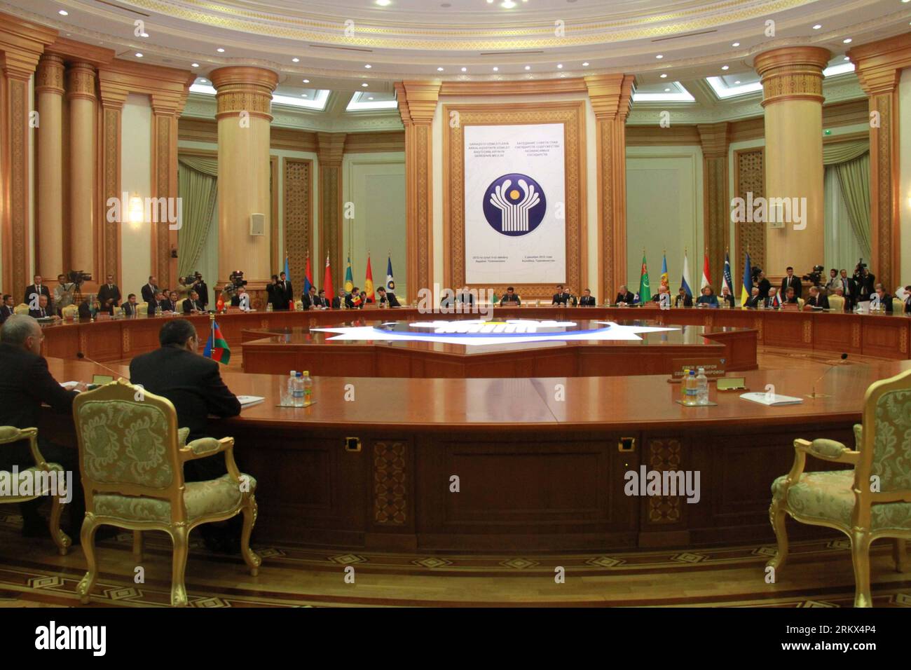 Bildnummer: 58886723 Datum: 05.12.2012 Copyright: imago/Xinhua ASHGABAT, 5 dicembre 2012 --il vertice della Comunità degli Stati indipendenti (CSI) si tiene ad Ashgabat in Turkmenistan il 5 dicembre 2012. (Xinhua/Lu Jingli) (zcc) TURKMENISTAN-ASHGABAT-CIS-SUMMIT PUBLICATIONxNOTxINxCHN People Politik GUS Konferenz Gipfel Gipfeltreffen premiumd x0x xmb 2012 quer 58886723 Data 05 12 2012 Copyright Imago XINHUA Ashgabat DEC 5 2012 il vertice della Comunità degli Stati indipendenti CSI È eroe ad Ashgabat del Turkmenistan IL 5 dicembre 2012 XINHUA Lu Jingli ZCC Turkmenistan Ashgabat CIS Summit PUBLICA Foto Stock