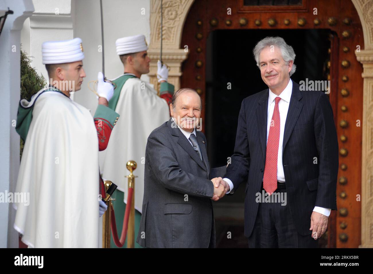 121206 -- ALGERI, 6 dicembre 2012 Xinhua -- il presidente algerino Abdelaziz Bouteflika 2nd R saluta il vice segretario di Stato americano William Burns 1st R nella residenza Djenane al-Mufti ad Algeri, Algeria, 6 dicembre 2012. Burns è arrivato qui giovedì come parte di una visita di lavoro, con la questione della crisi in Mali all'ordine del giorno. Xinhua/Mohamed Kadri ALGERIA-US-DIPLOMACY PUBLICATIONxNOTxINxCHN Foto Stock